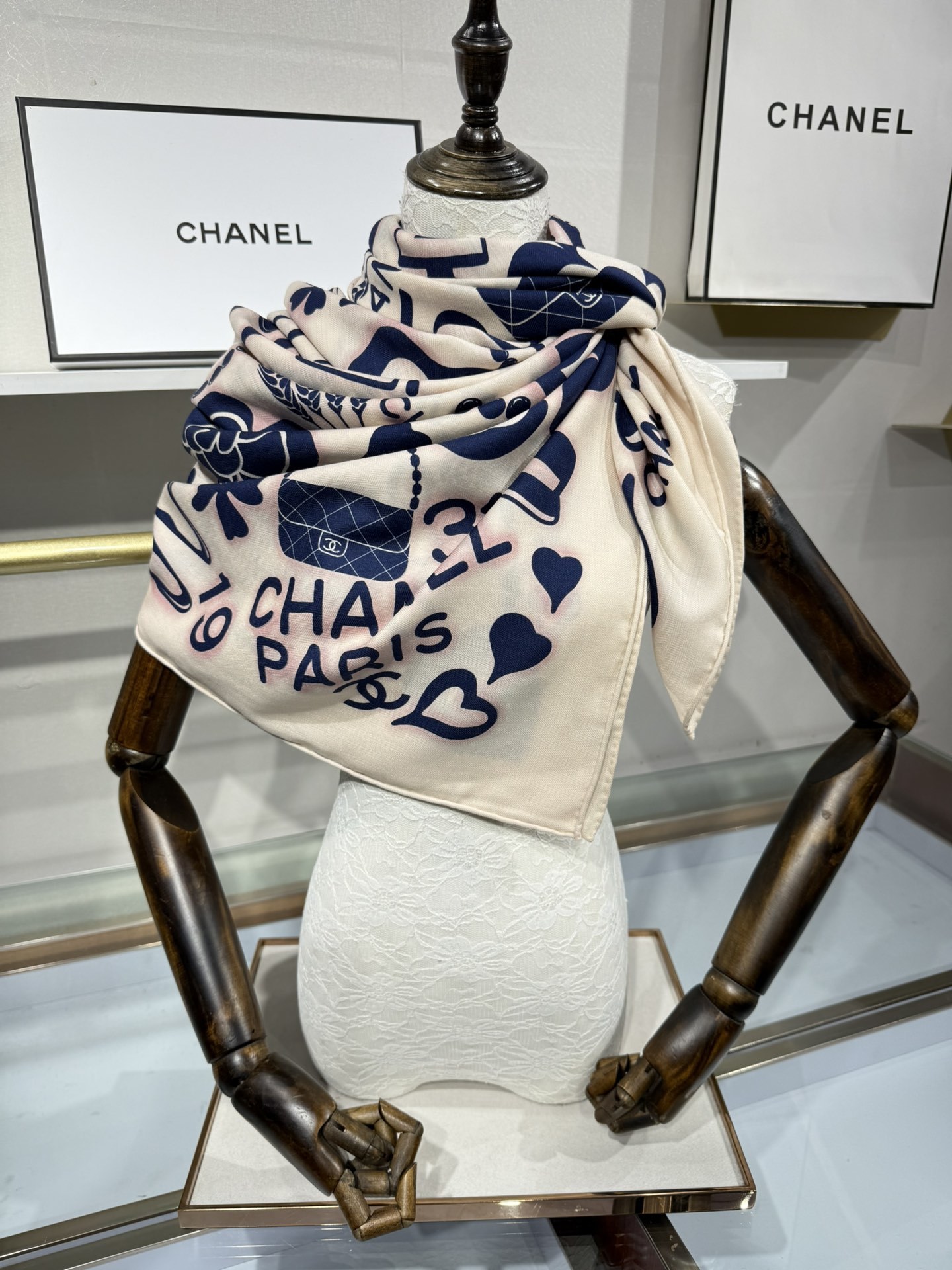 💟2025年 丝绒方巾高定 上新💞香奶奶140x140丝绒,线条设计非常好看搭配任何颜色衣服都可以驾驭各