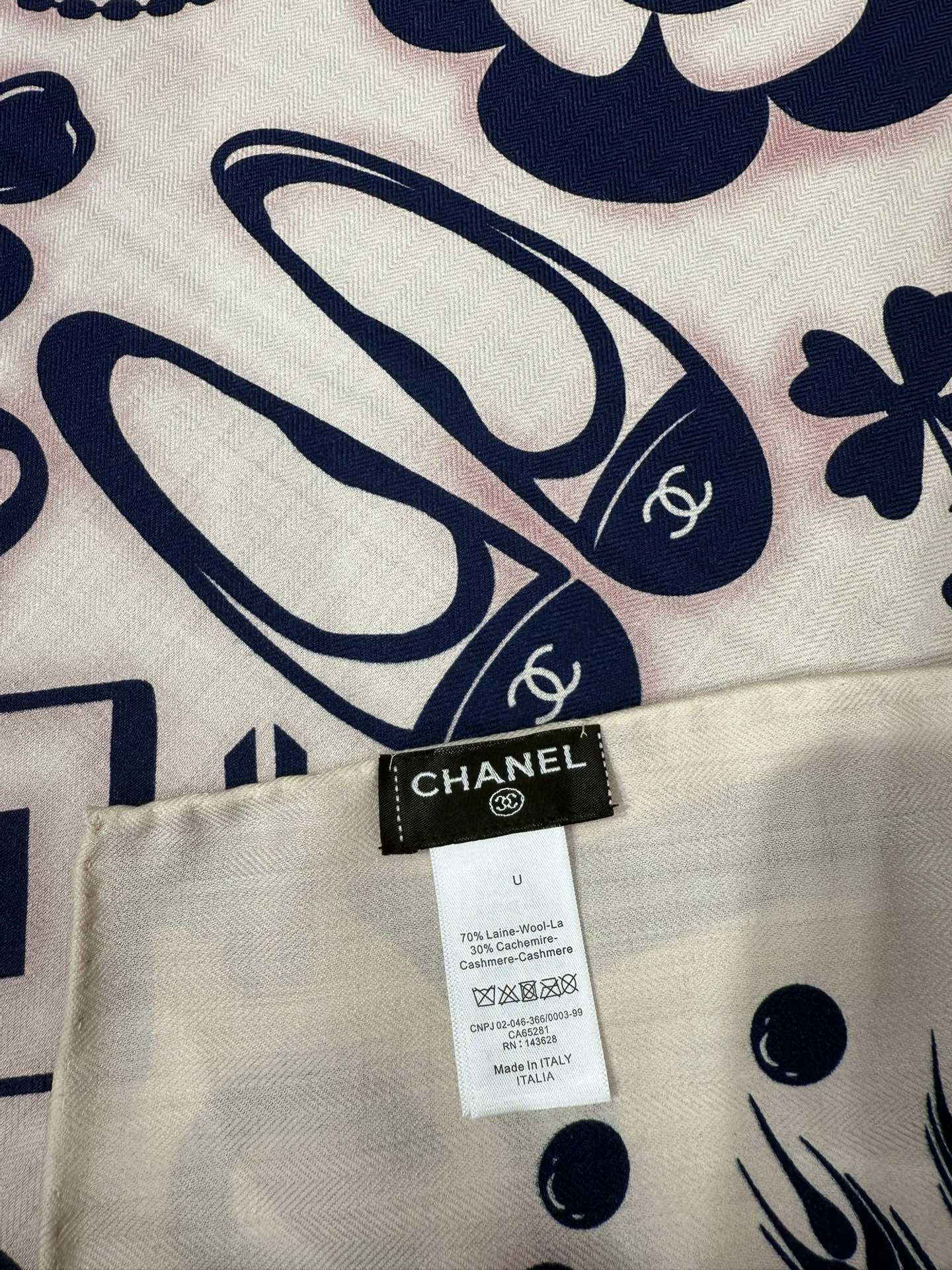 💟2025年 丝绒方巾高定 上新💞香奶奶140x140丝绒,线条设计非常好看搭配任何颜色衣服都可以驾驭各