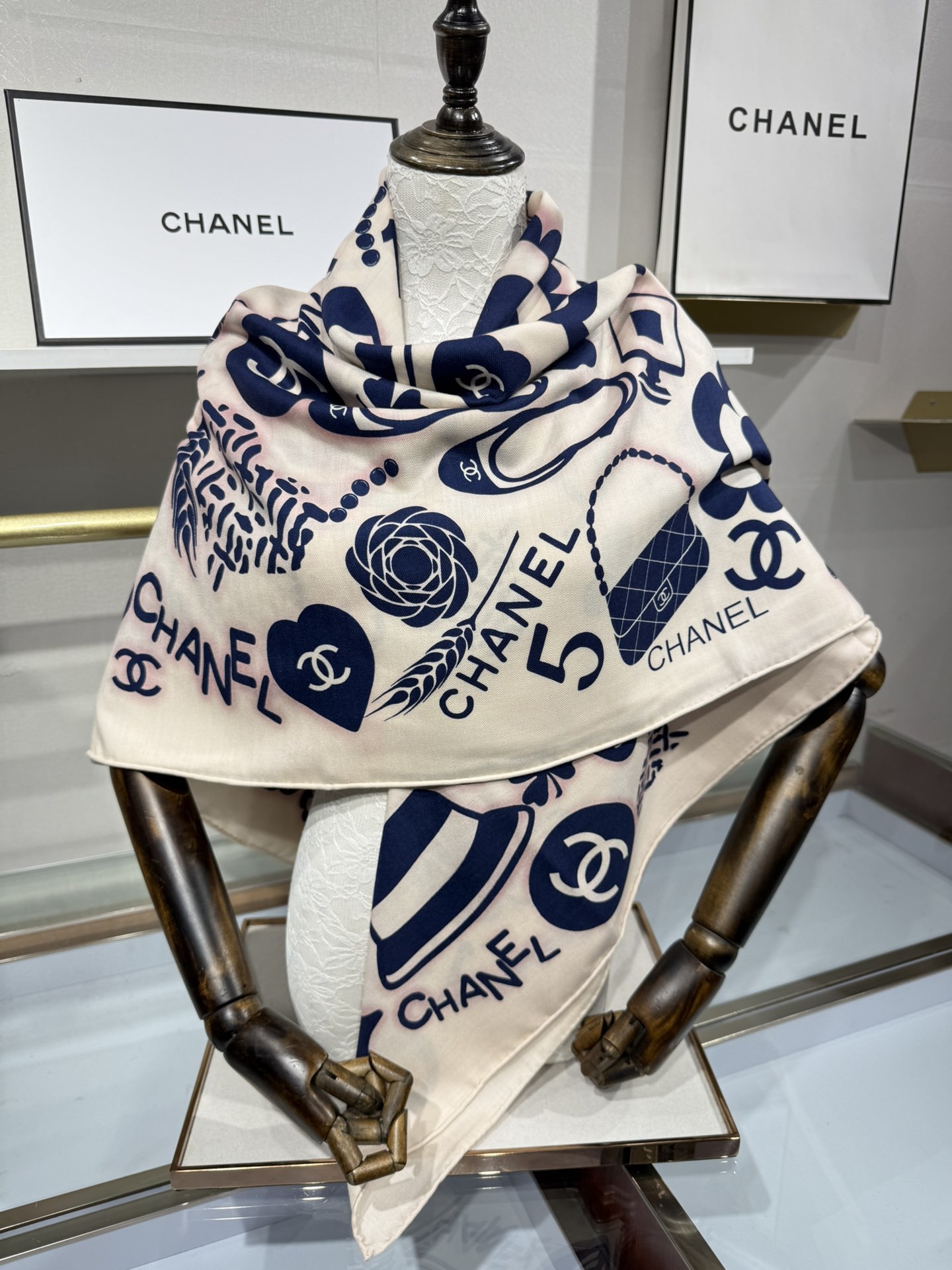 💟2025年 丝绒方巾高定 上新💞香奶奶140x140丝绒,线条设计非常好看搭配任何颜色衣服都可以驾驭各