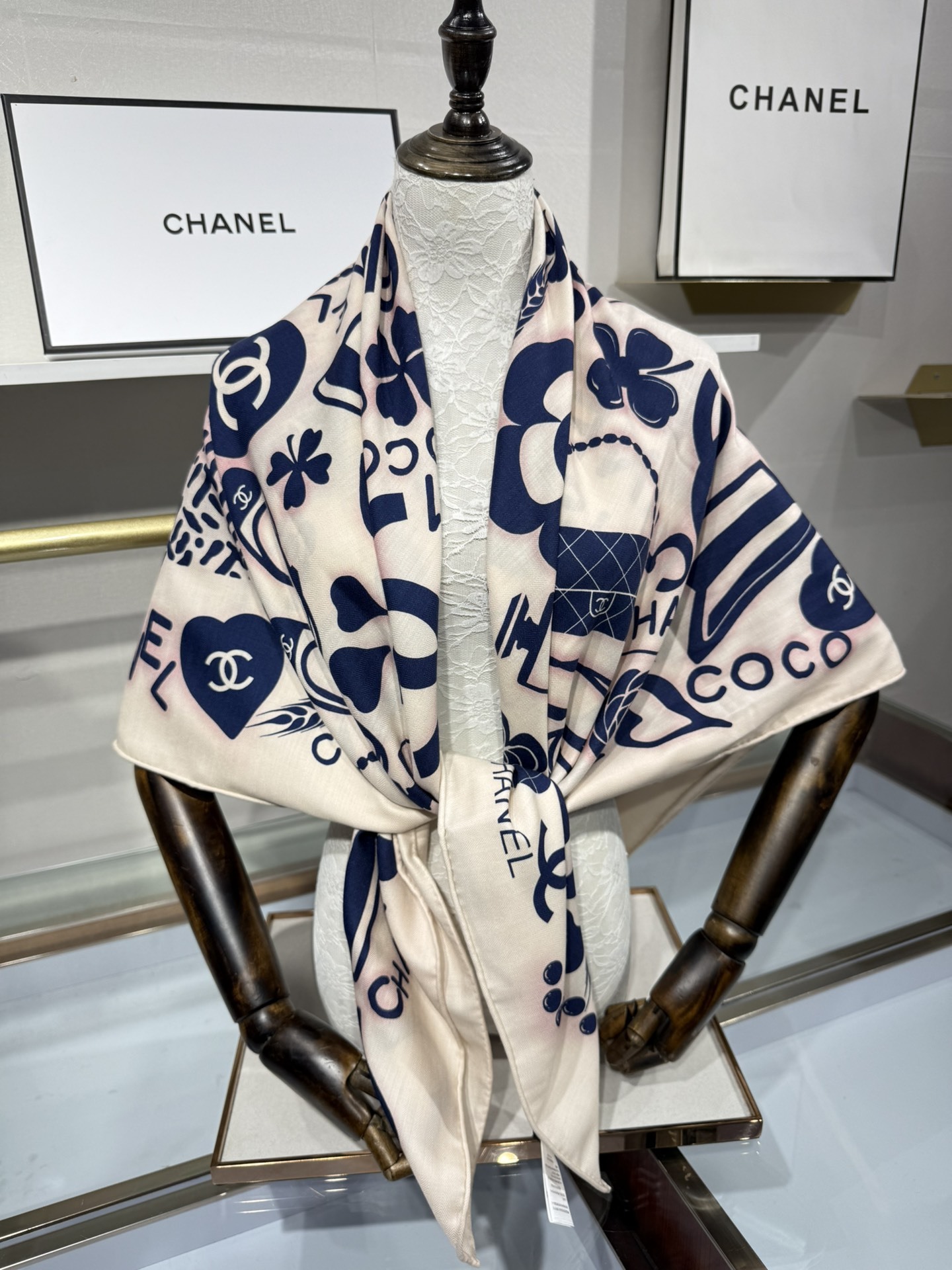 💟2025年 丝绒方巾高定 上新💞香奶奶140x140丝绒,线条设计非常好看搭配任何颜色衣服都可以驾驭各