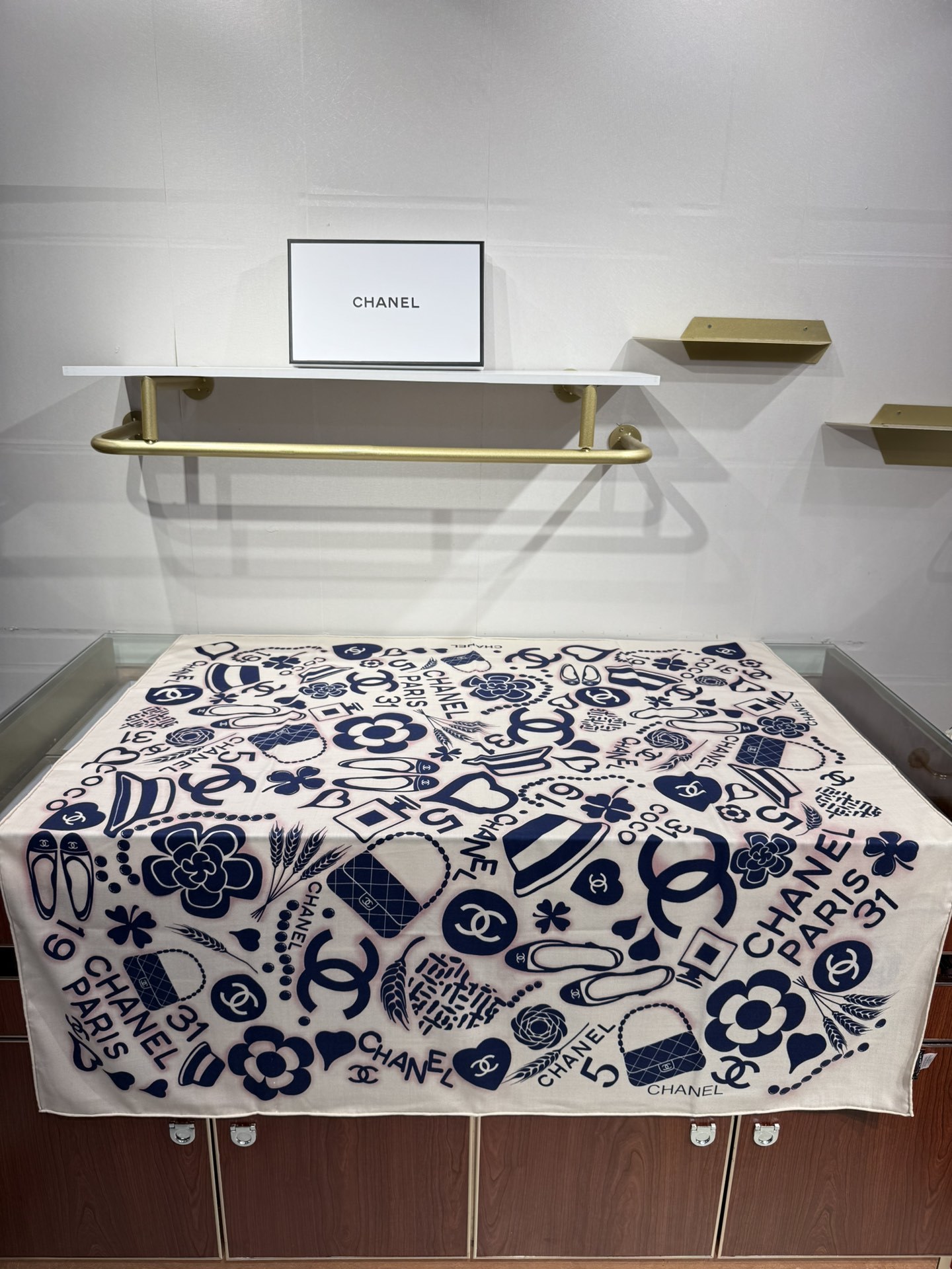 💟2025年 丝绒方巾高定 上新💞香奶奶140x140丝绒,线条设计非常好看搭配任何颜色衣服都可以驾驭各