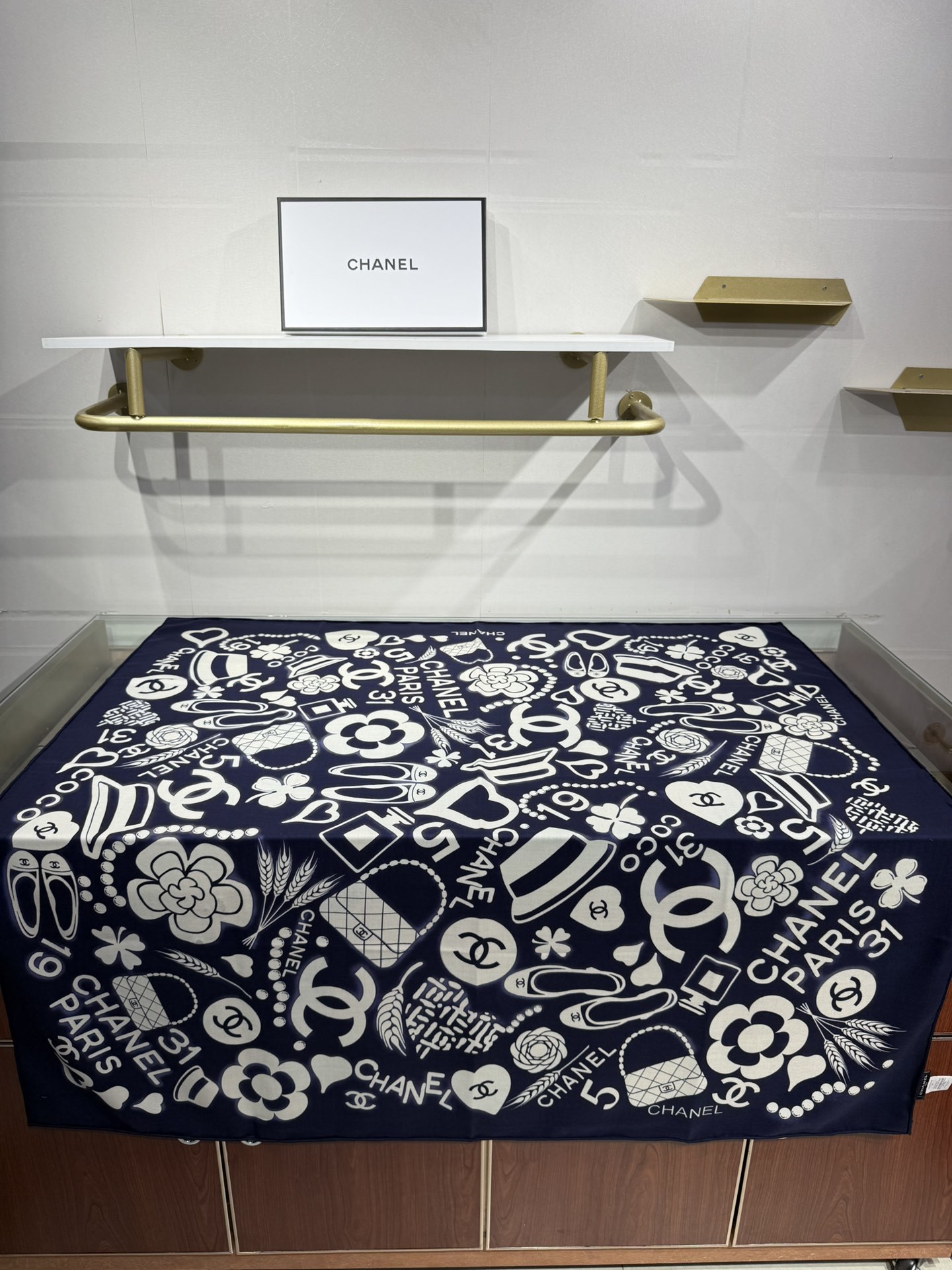 💟2025年 丝绒方巾高定 上新💞香奶奶140x140丝绒,线条设计非常好看搭配任何颜色衣服都可以驾驭各