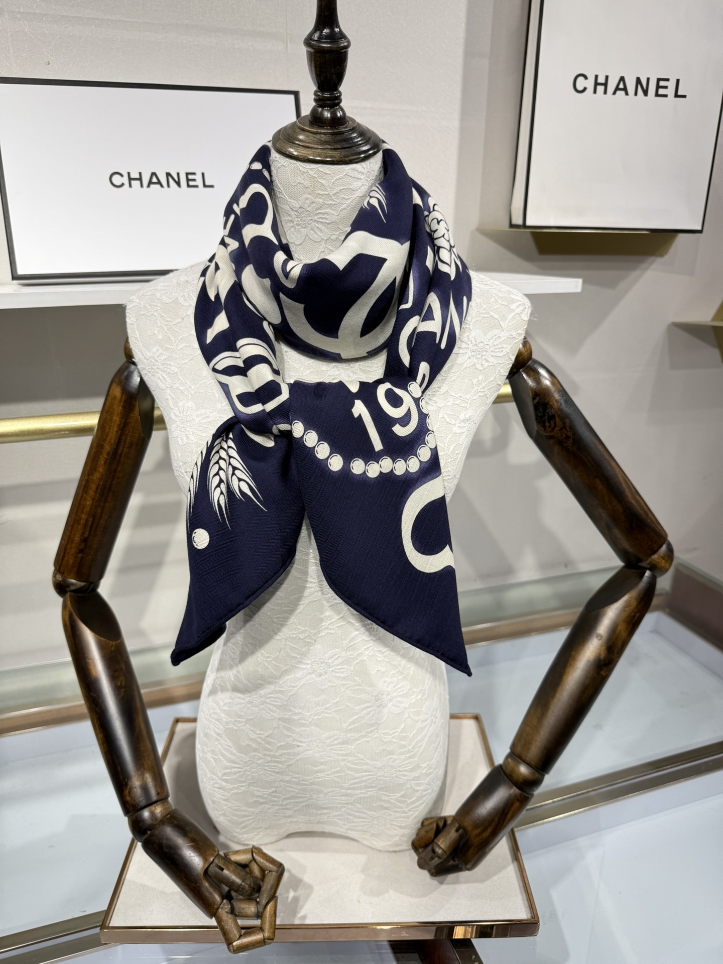 💟2025年 丝绒方巾高定 上新💞香奶奶140x140丝绒,线条设计非常好看搭配任何颜色衣服都可以驾驭各