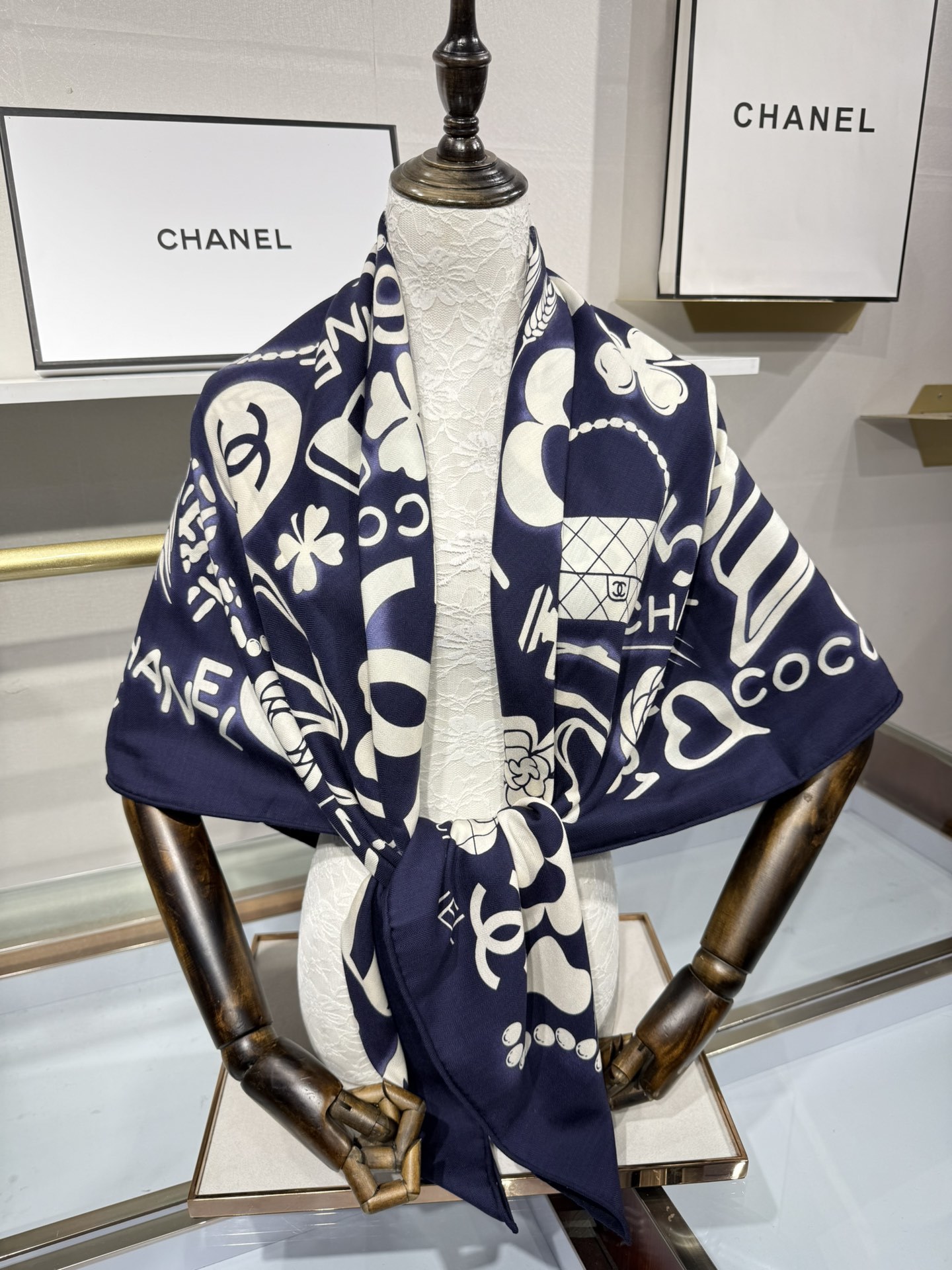 💟2025年 丝绒方巾高定 上新💞香奶奶140x140丝绒,线条设计非常好看搭配任何颜色衣服都可以驾驭各