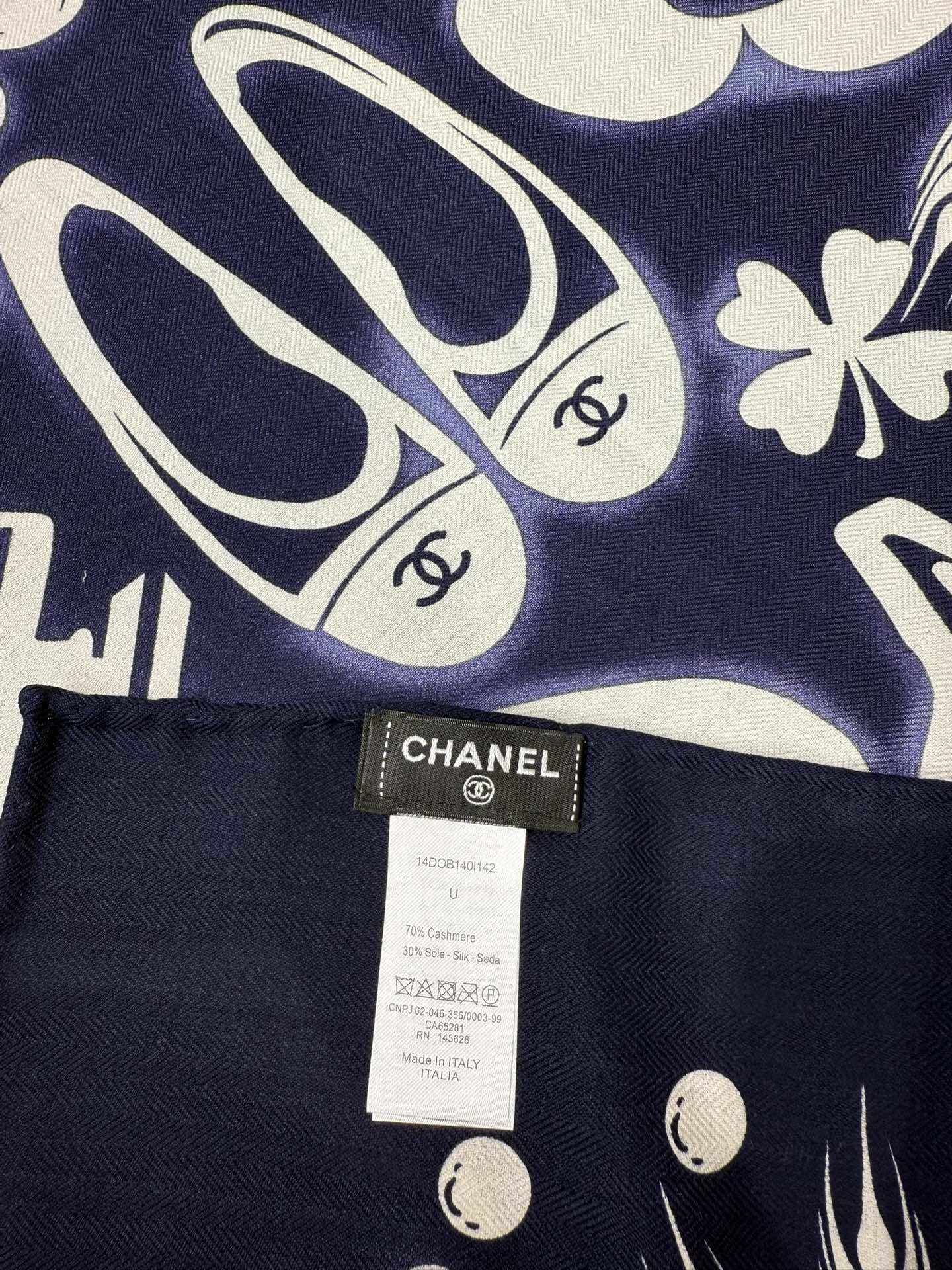 💟2025年 丝绒方巾高定 上新💞香奶奶140x140丝绒,线条设计非常好看搭配任何颜色衣服都可以驾驭各