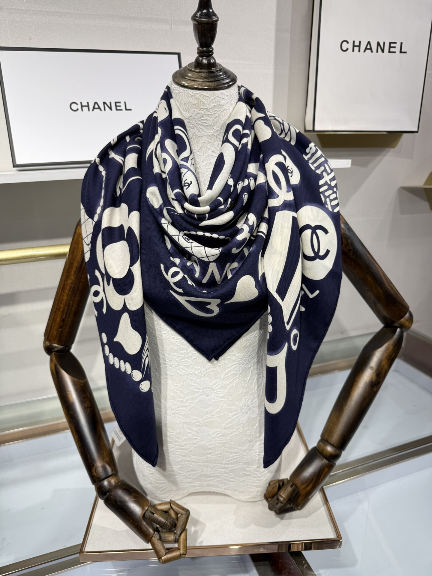 💟2025年 丝绒方巾高定 上新💞香奶奶140x140丝绒,线条设计非常好看搭配任何颜色衣服都可以驾驭各