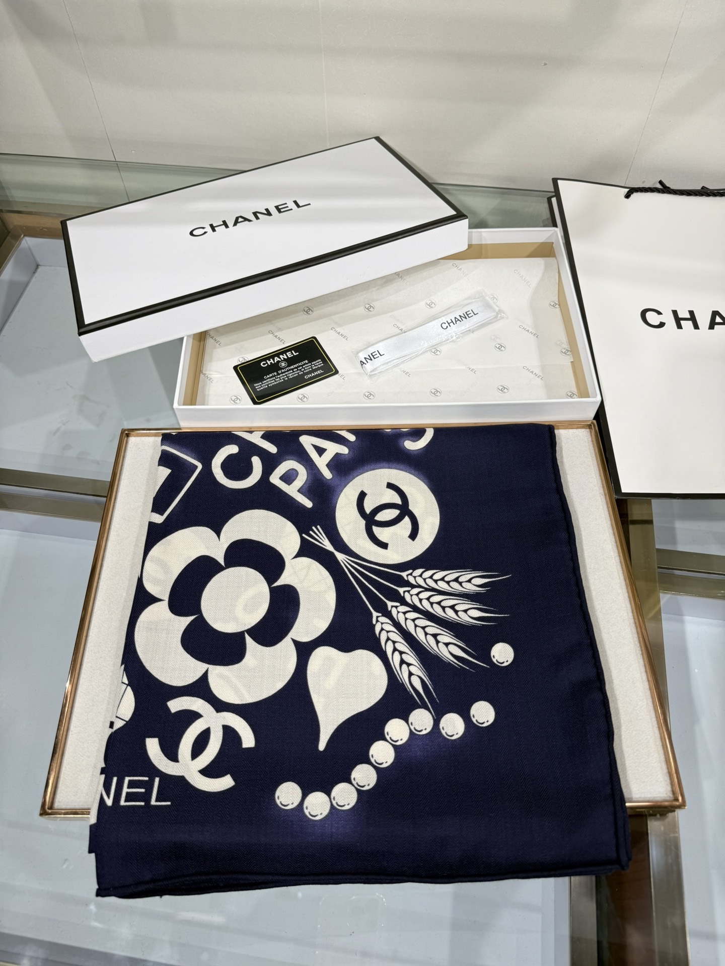 💟2025年 丝绒方巾高定 上新💞香奶奶140x140丝绒,线条设计非常好看搭配任何颜色衣服都可以驾驭各