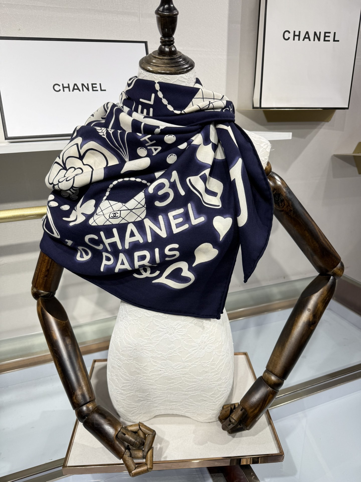 💟2025年 丝绒方巾高定 上新💞香奶奶140x140丝绒,线条设计非常好看搭配任何颜色衣服都可以驾驭各