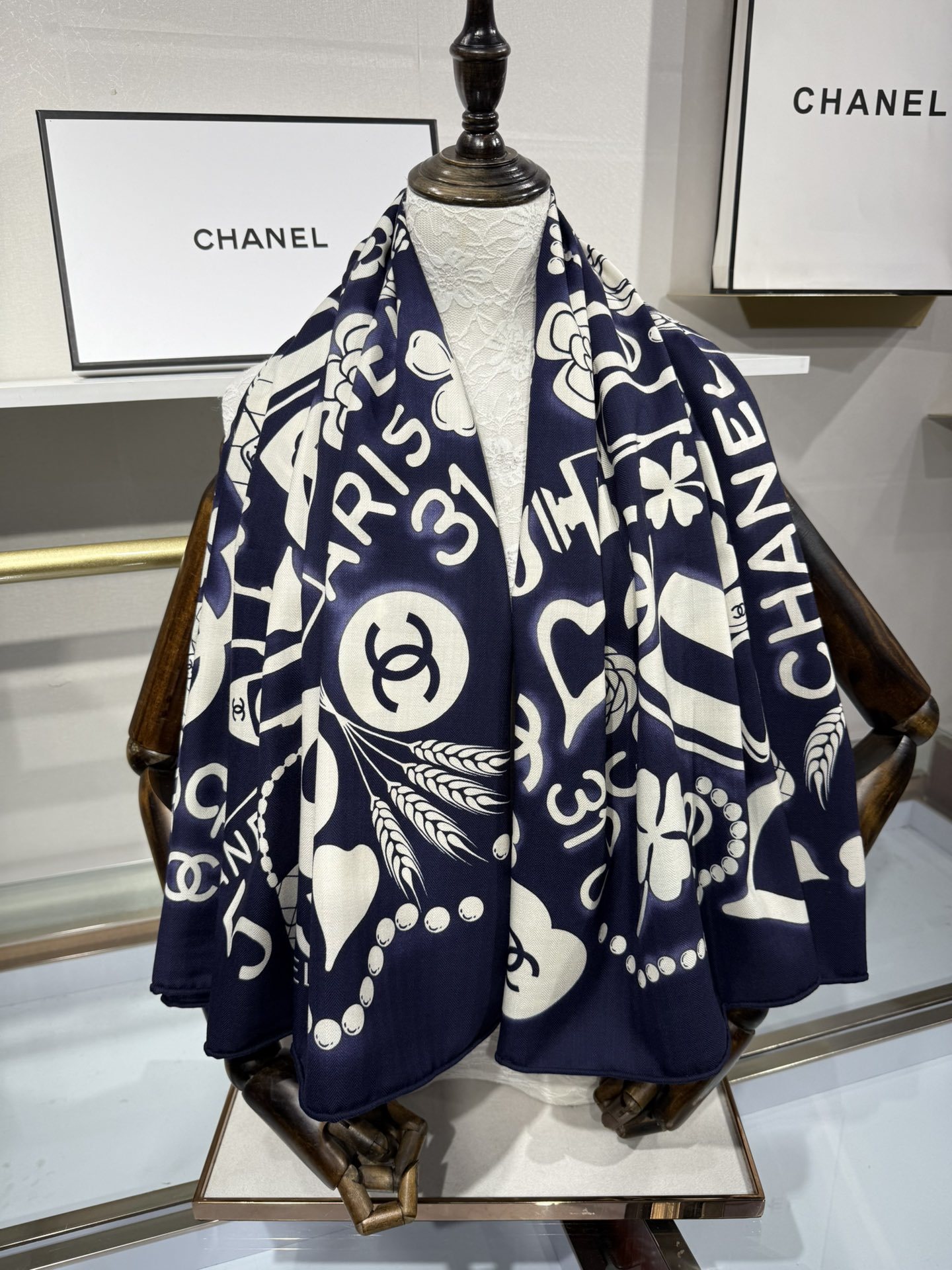 💟2025年 丝绒方巾高定 上新💞香奶奶140x140丝绒,线条设计非常好看搭配任何颜色衣服都可以驾驭各