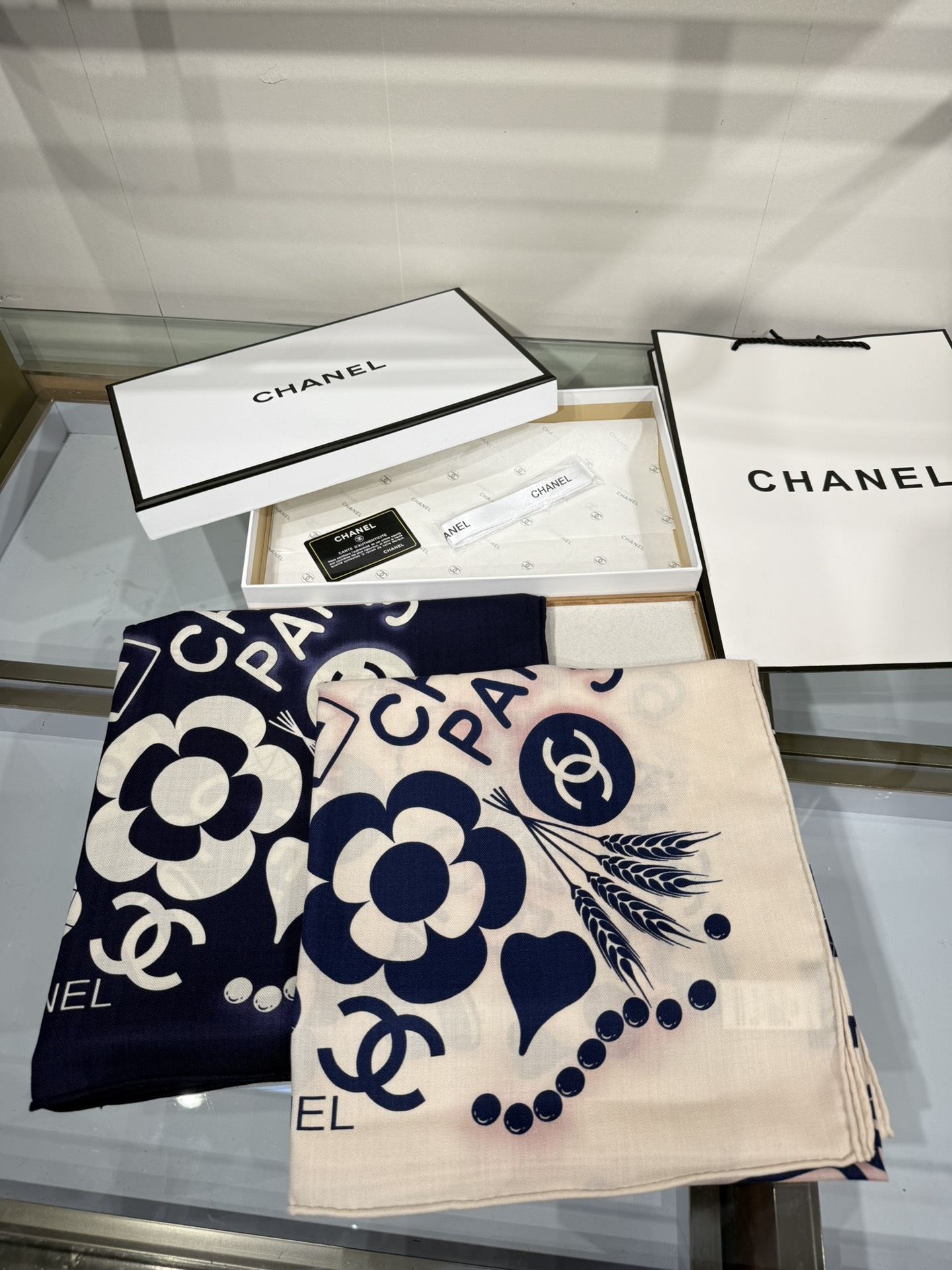 💟2025年 丝绒方巾高定 上新💞香奶奶140x140丝绒，线条设计非常好看搭配任何颜色衣服都可以驾驭各