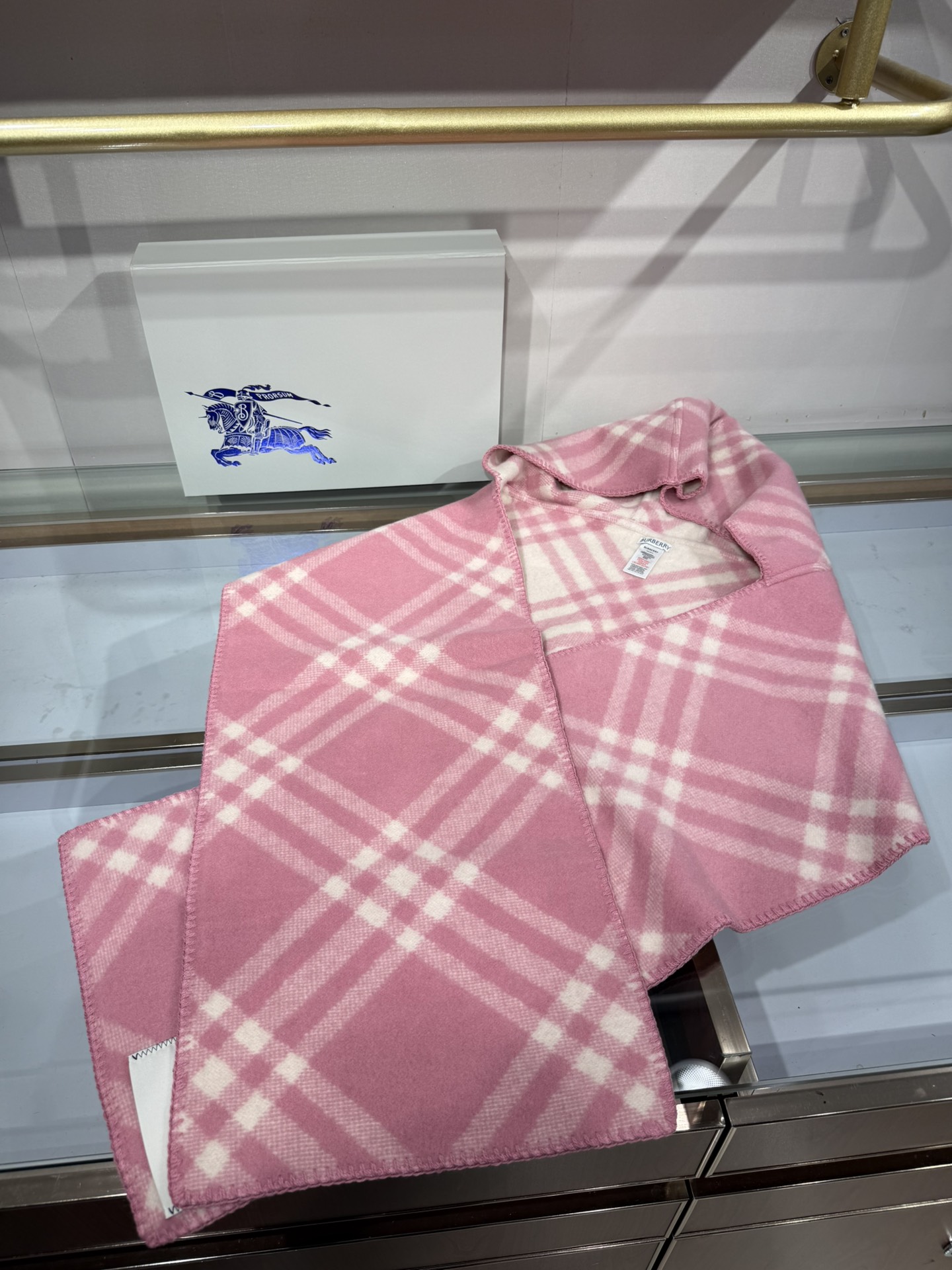 💟新颜色 带帽款)【配送专柜围巾别针🧷】低调的奢侈感❗️极品柔美精英高手级别的时髦感围巾❗️这款Burberry羊绒羊毛 💟新颜色 带帽款)【配送专柜围巾别针🧷】低调的奢侈感❗️极品柔美精英高手级别的时髦感围巾❗️这款Burberry羊绒羊毛
