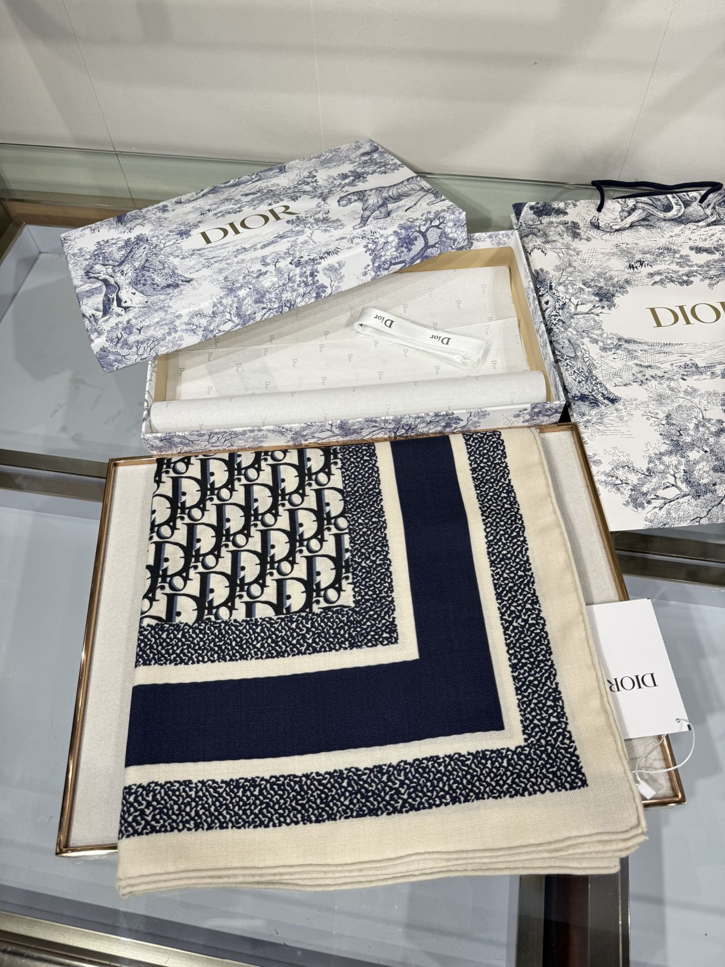 💟原单Dior老花【双面】方巾，高冷范，采用顶级羊绒材质，打造如婴儿肌肤般的手感， 业内最精确的印花工艺