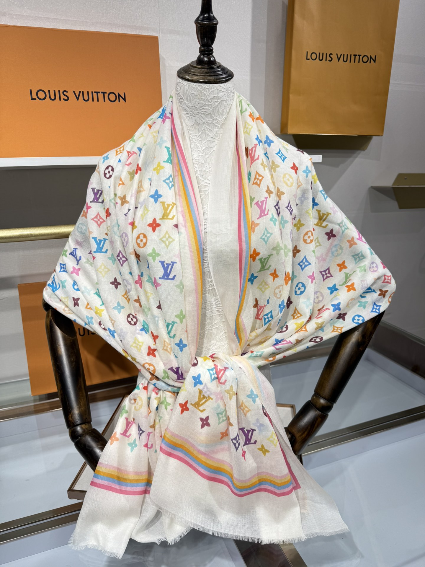 💟上新🌈 原版品质～～ Lv专柜款～就是告诉大家这款必须收～🆕❤️ 新款长羊绒😍专柜同步🌈✨这个size