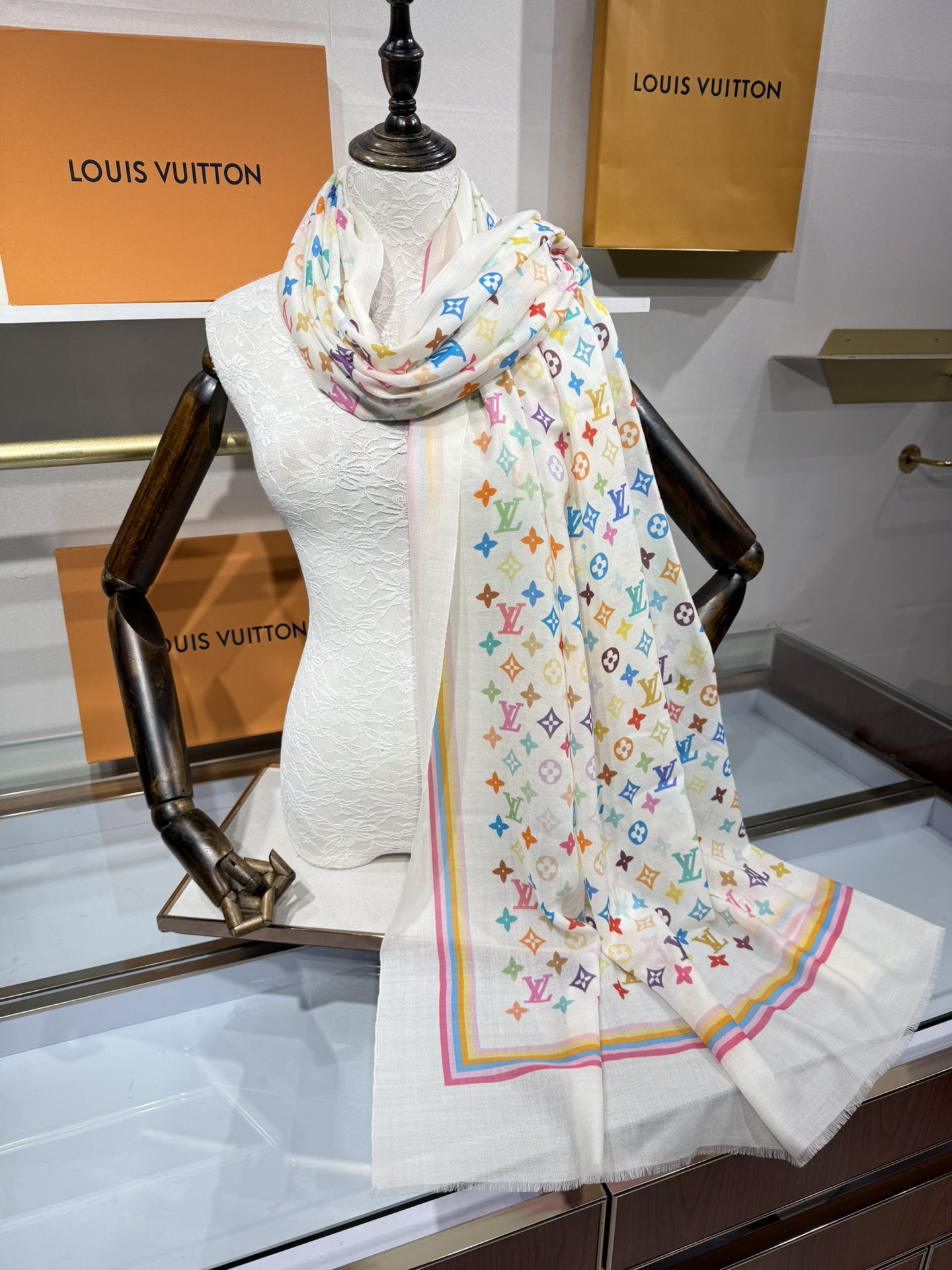 💟上新🌈 原版品质～～ Lv专柜款～就是告诉大家这款必须收～🆕❤️ 新款长羊绒😍专柜同步🌈✨这个size