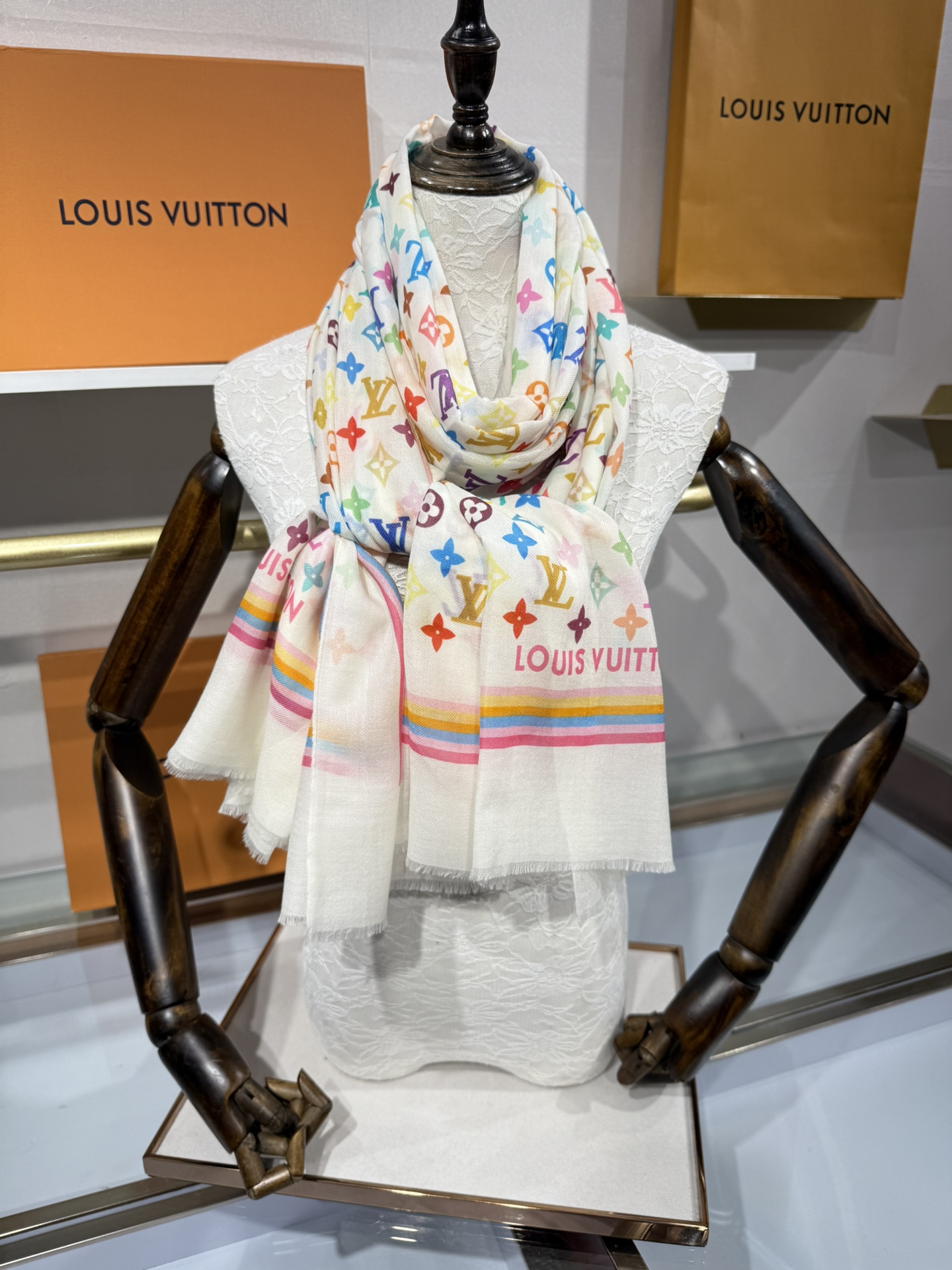 💟上新🌈 原版品质～～ Lv专柜款～就是告诉大家这款必须收～🆕❤️ 新款长羊绒😍专柜同步🌈✨这个size