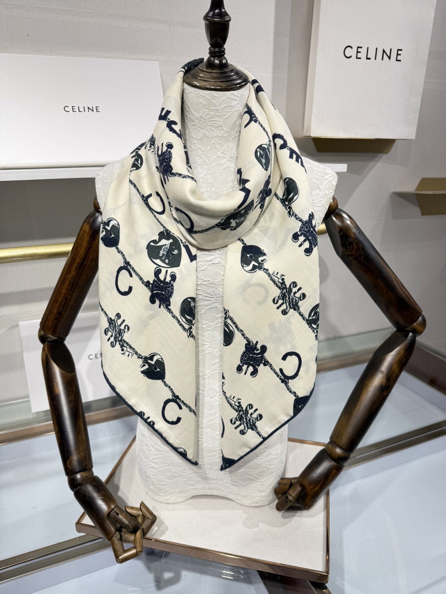 💟上新❤️ 适合春夏新秋冬季节的大披肩 颜色清雅 宁缺毋滥的Celine温婉简约 140*140 丝绒方