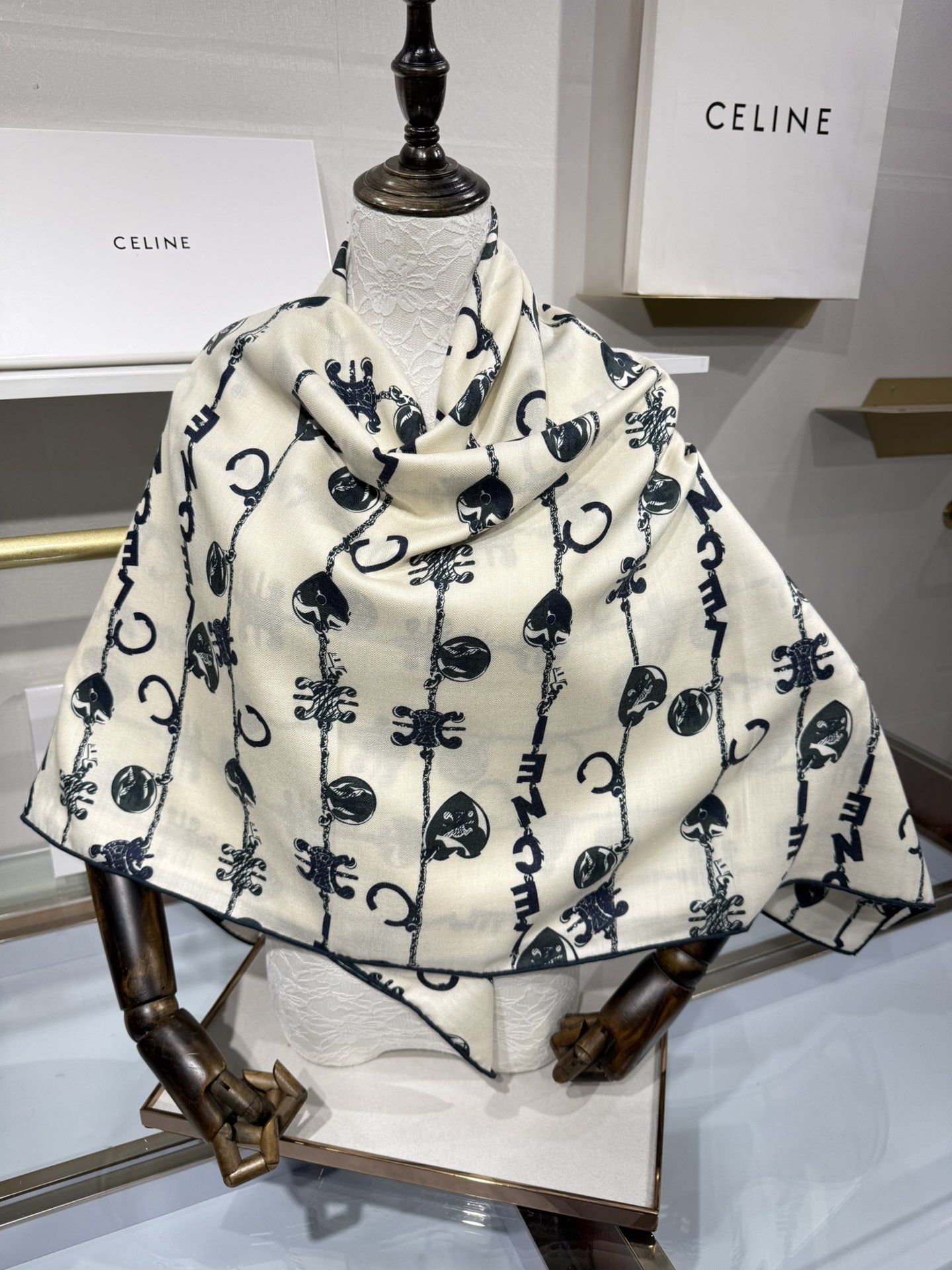 💟上新❤️ 适合春夏新秋冬季节的大披肩 颜色清雅 宁缺毋滥的Celine温婉简约 140*140 丝绒方