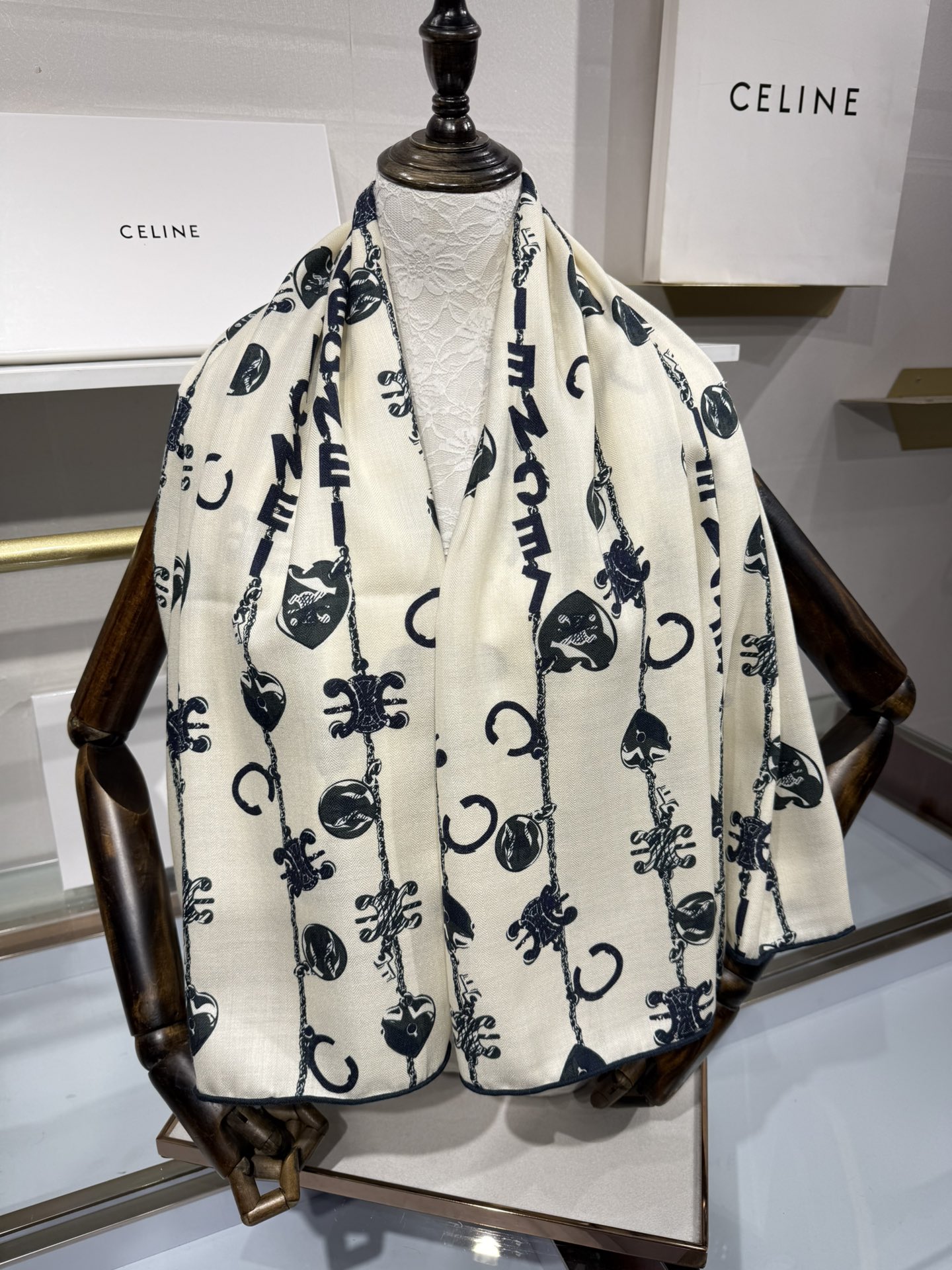 💟上新❤️ 适合春夏新秋冬季节的大披肩 颜色清雅 宁缺毋滥的Celine温婉简约 140*140 丝绒方