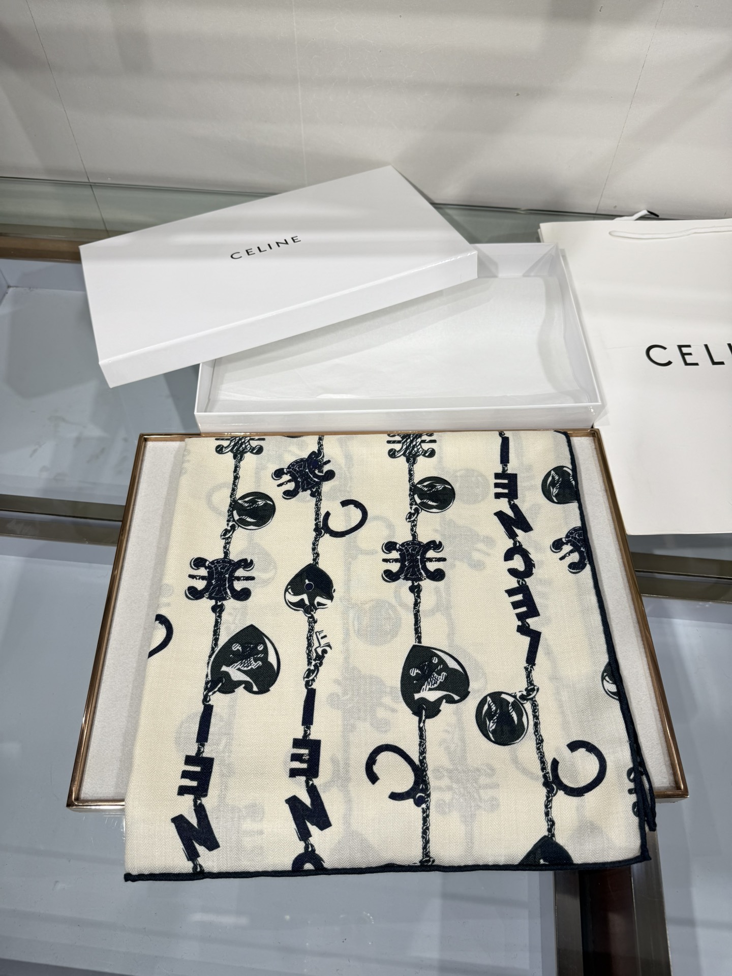 💟上新❤️ 适合春夏新秋冬季节的大披肩 颜色清雅 宁缺毋滥的Celine温婉简约 140*140 丝绒方