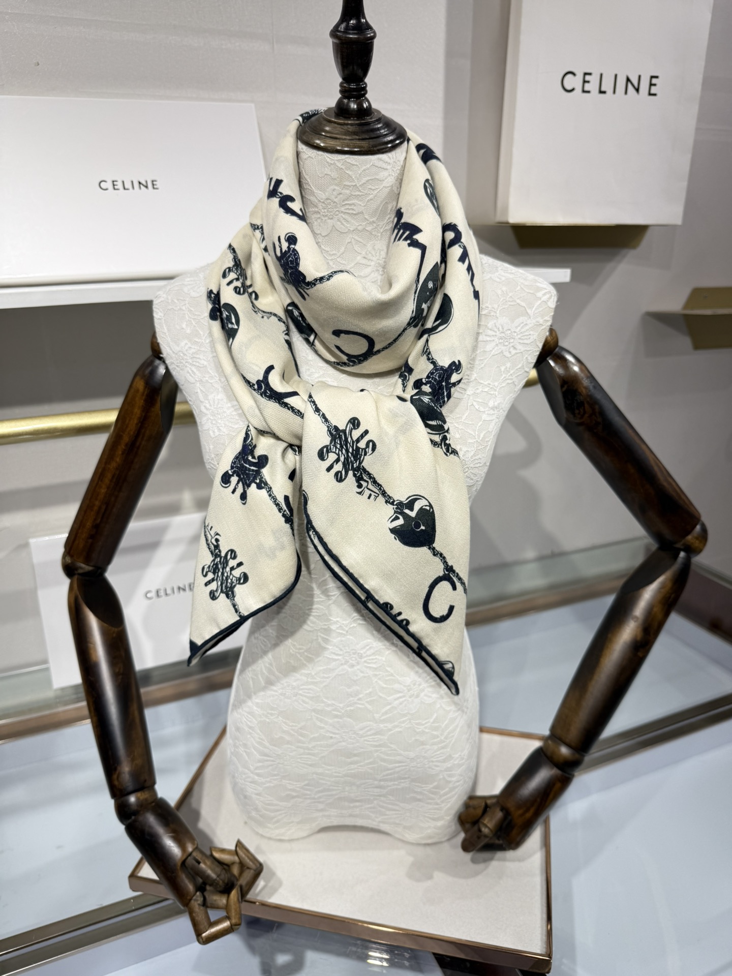 💟上新❤️ 适合春夏新秋冬季节的大披肩 颜色清雅 宁缺毋滥的Celine温婉简约 140*140 丝绒方