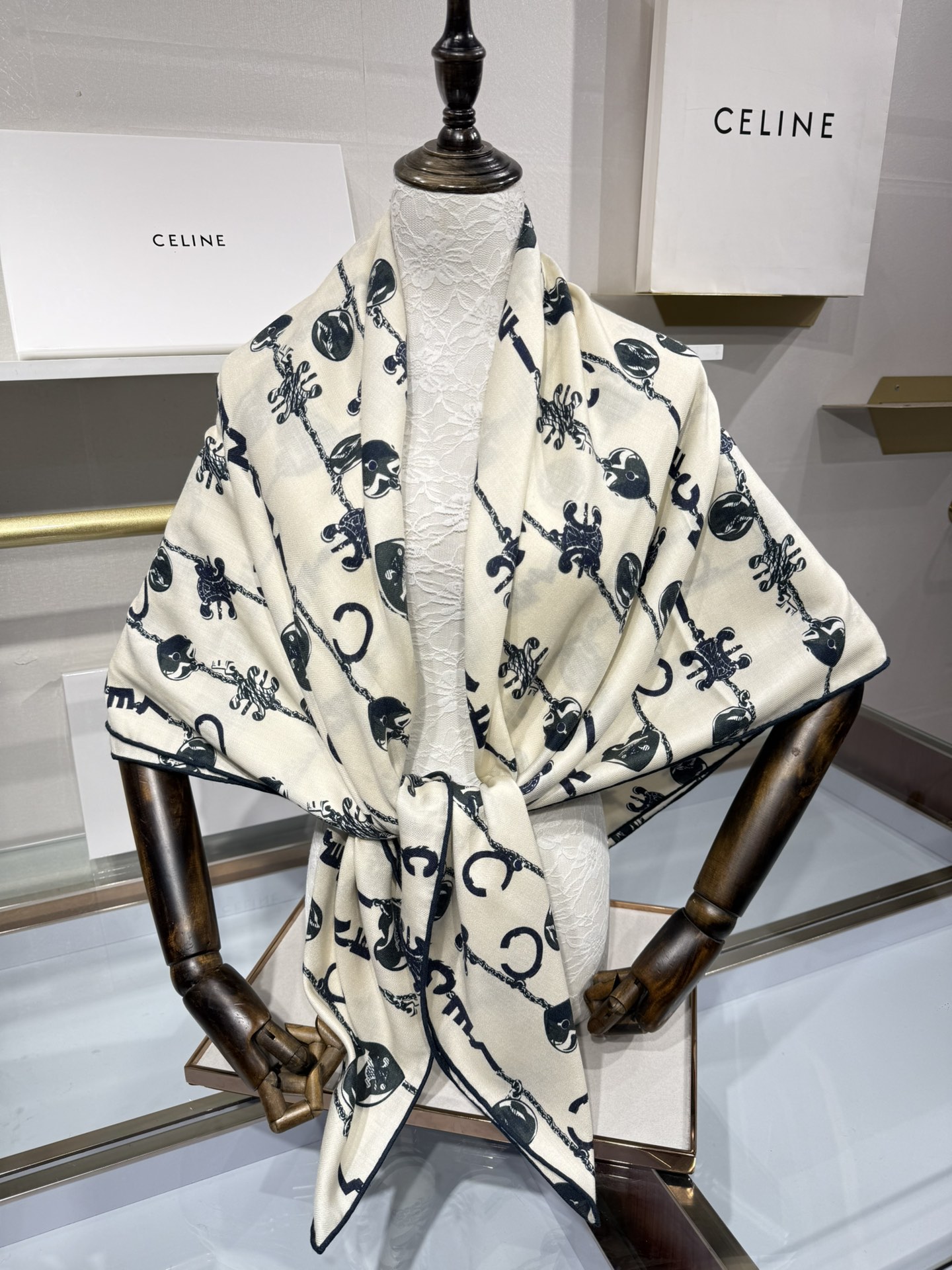 💟上新❤️ 适合春夏新秋冬季节的大披肩 颜色清雅 宁缺毋滥的Celine温婉简约 140*140 丝绒方