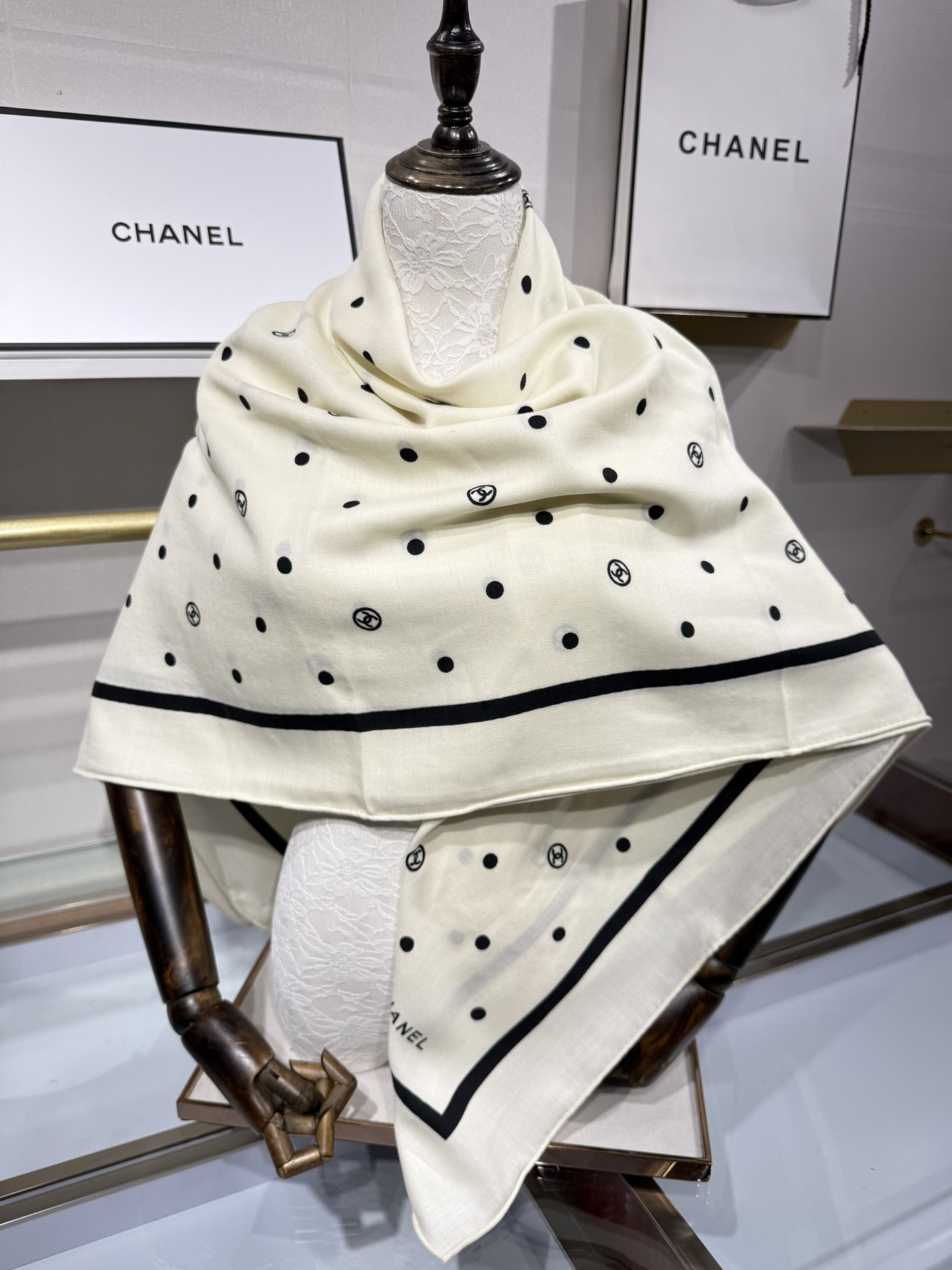 💟Chanel 【140顶级丝绒双面同色印花】简洁的双C设计配上小圆点黑白配色大大方方越简单越美丽时尚感
