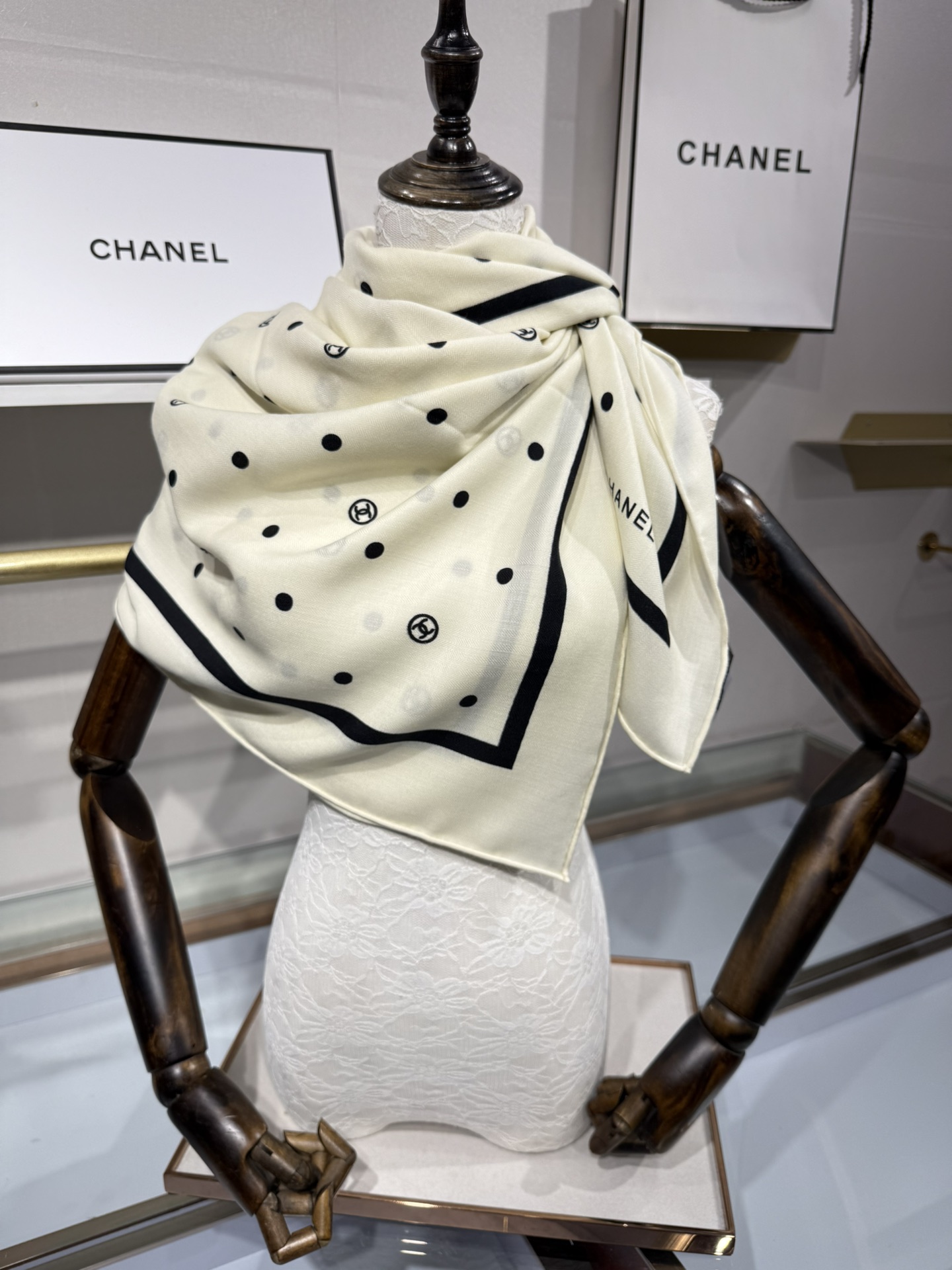 💟Chanel 【140顶级丝绒双面同色印花】简洁的双C设计配上小圆点黑白配色大大方方越简单越美丽时尚感