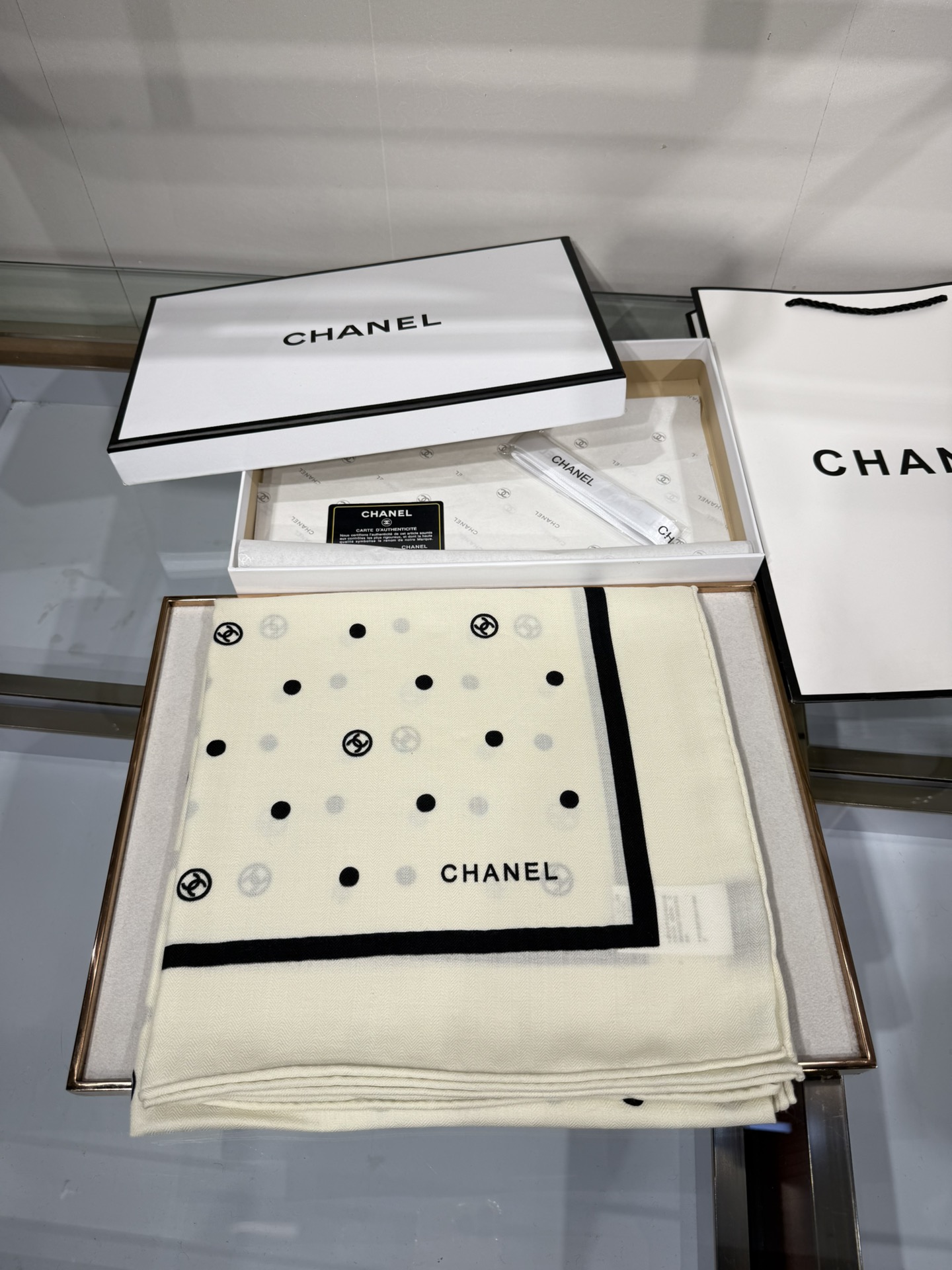💟Chanel 【140顶级丝绒双面同色印花】简洁的双C设计配上小圆点黑白配色大大方方越简单越美丽时尚感