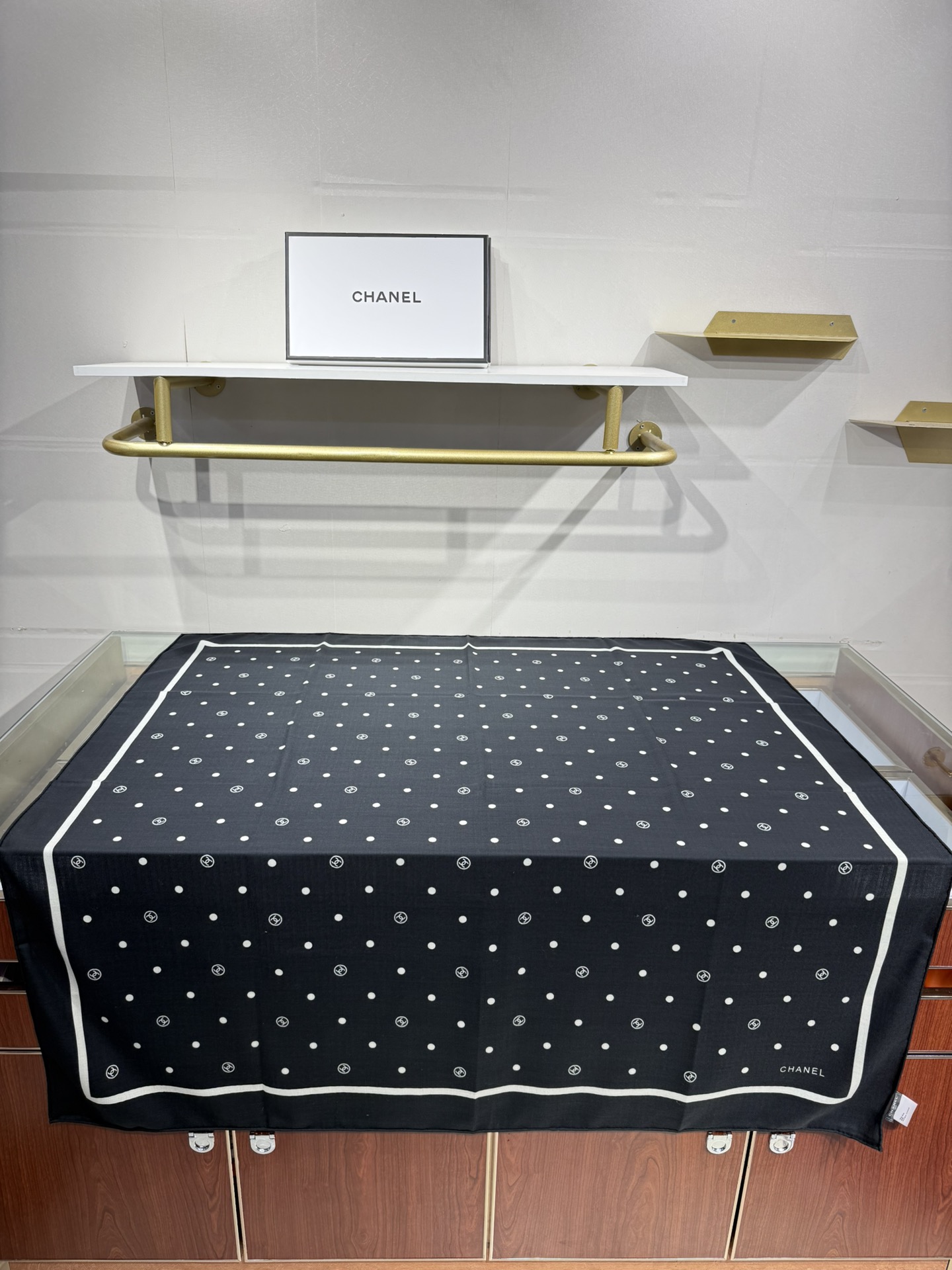 💟Chanel 【140顶级丝毛双面同色印花】简洁的双C设计配上小圆点黑白配色大大方方越简单越美丽时尚感