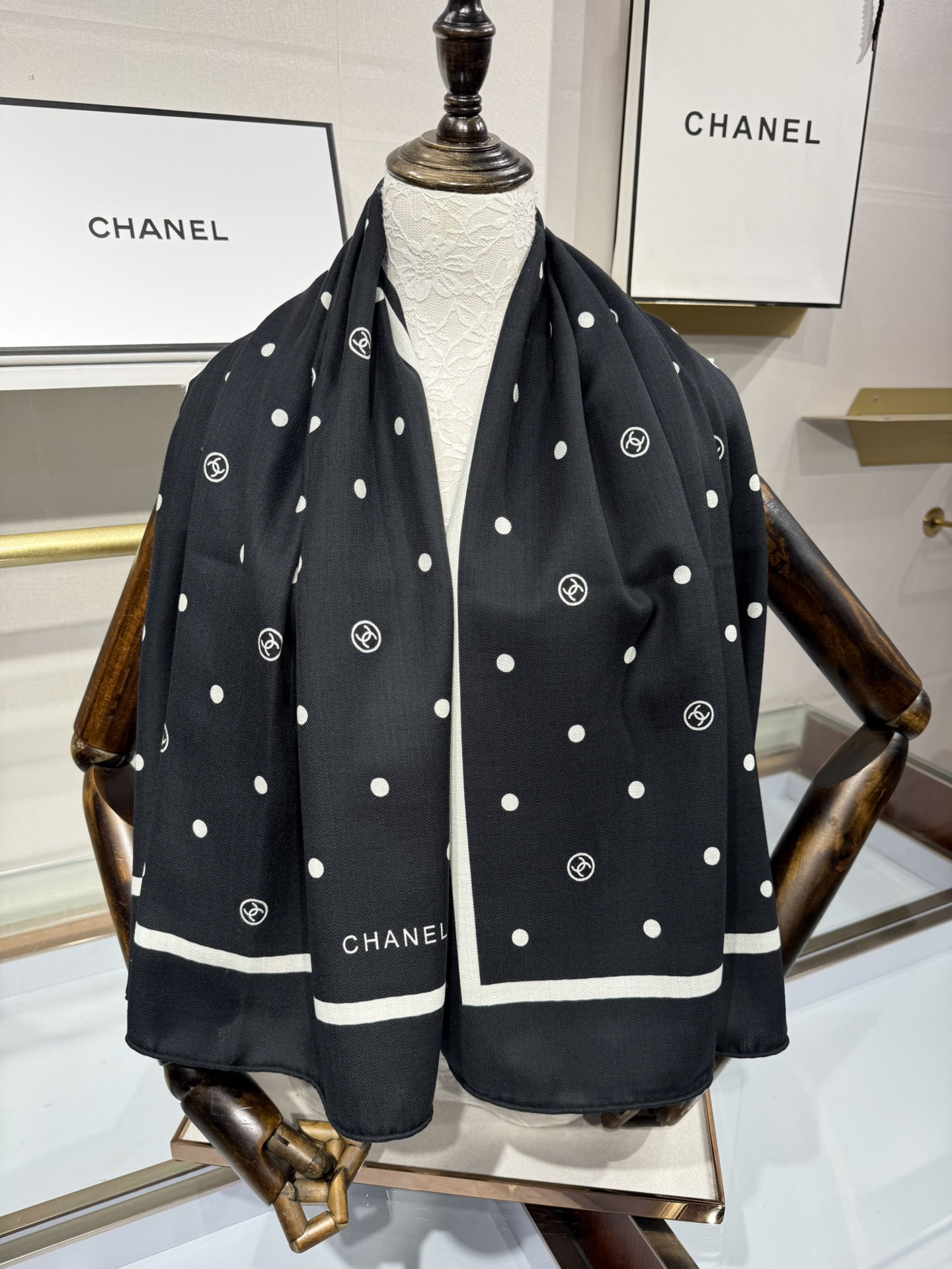 💟Chanel 【140顶级丝毛双面同色印花】简洁的双C设计配上小圆点黑白配色大大方方越简单越美丽时尚感