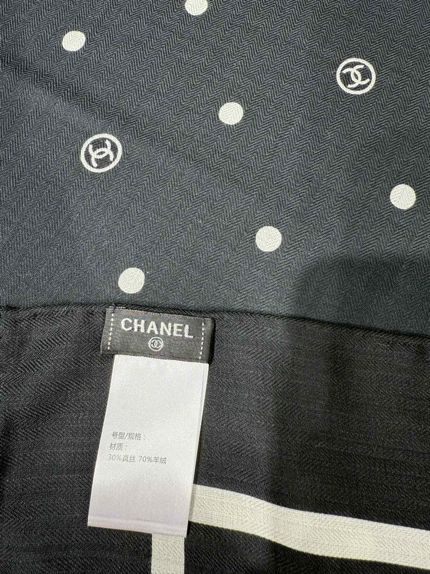 💟Chanel 【140顶级丝毛双面同色印花】简洁的双C设计配上小圆点黑白配色大大方方越简单越美丽时尚感