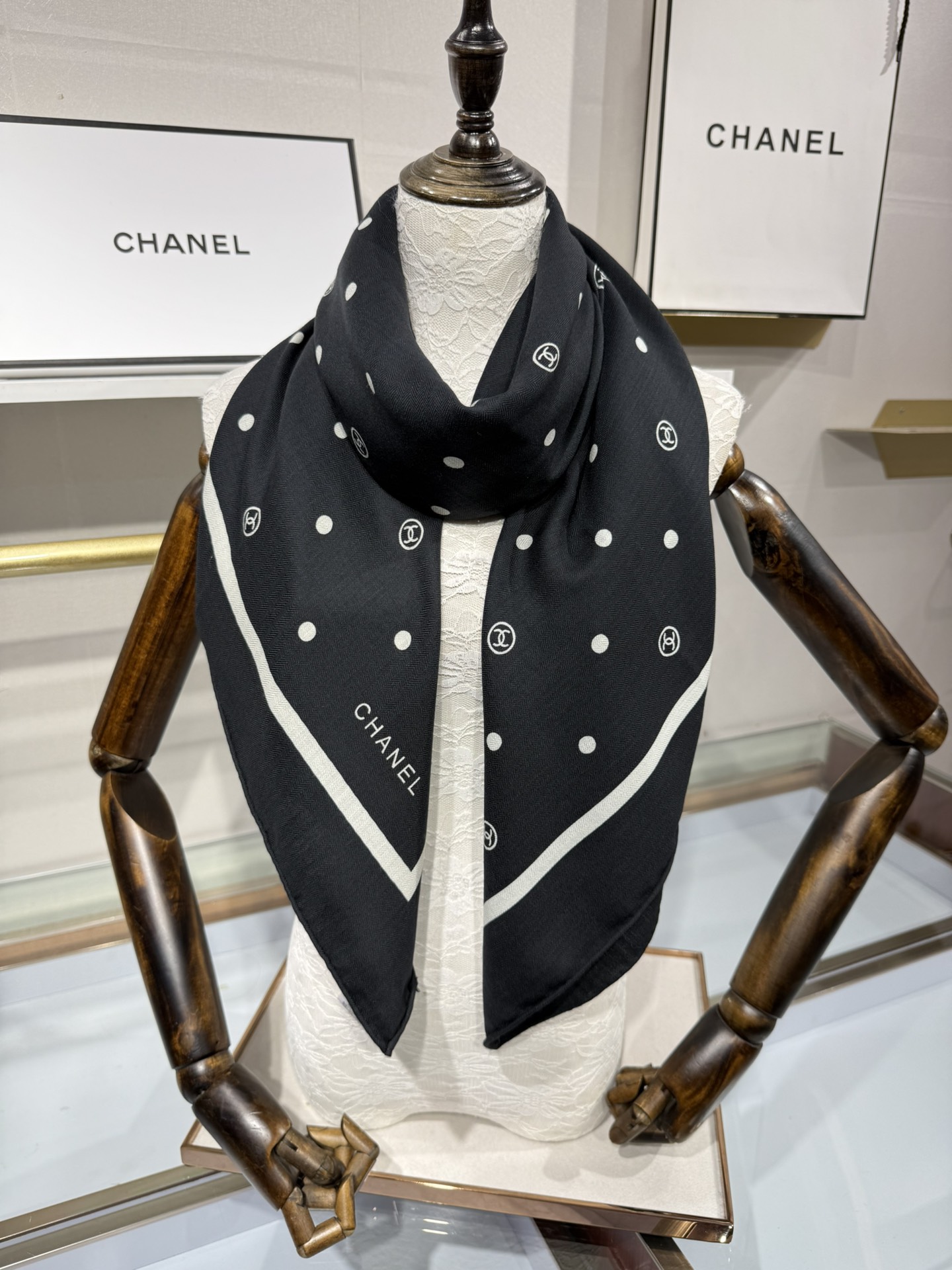 💟Chanel 【140顶级丝毛双面同色印花】简洁的双C设计配上小圆点黑白配色大大方方越简单越美丽时尚感