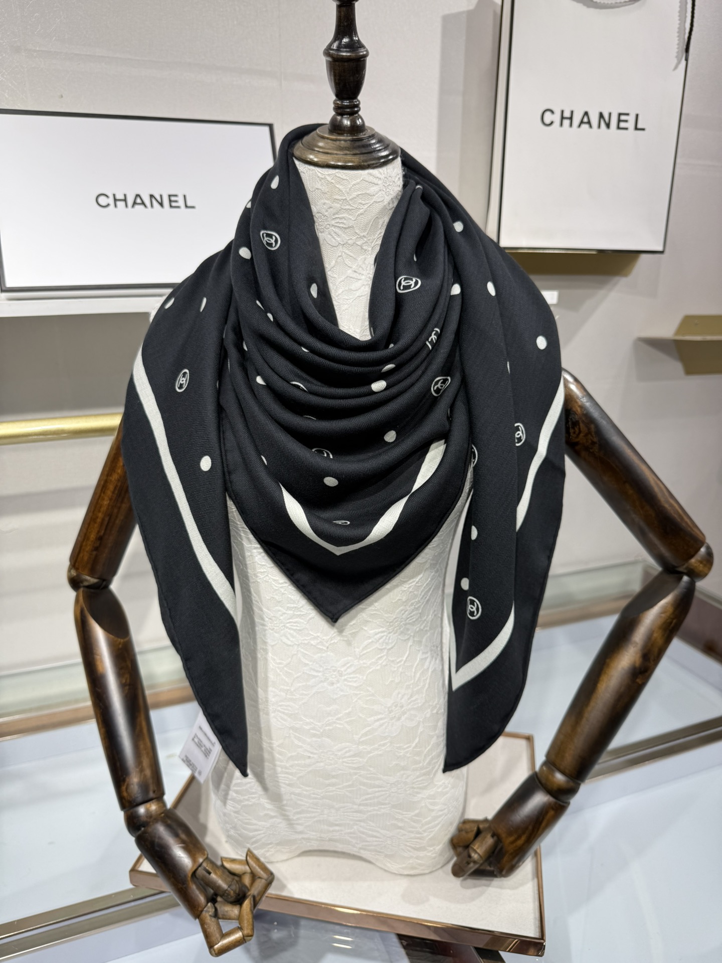 💟Chanel 【140顶级丝毛双面同色印花】简洁的双C设计配上小圆点黑白配色大大方方越简单越美丽时尚感