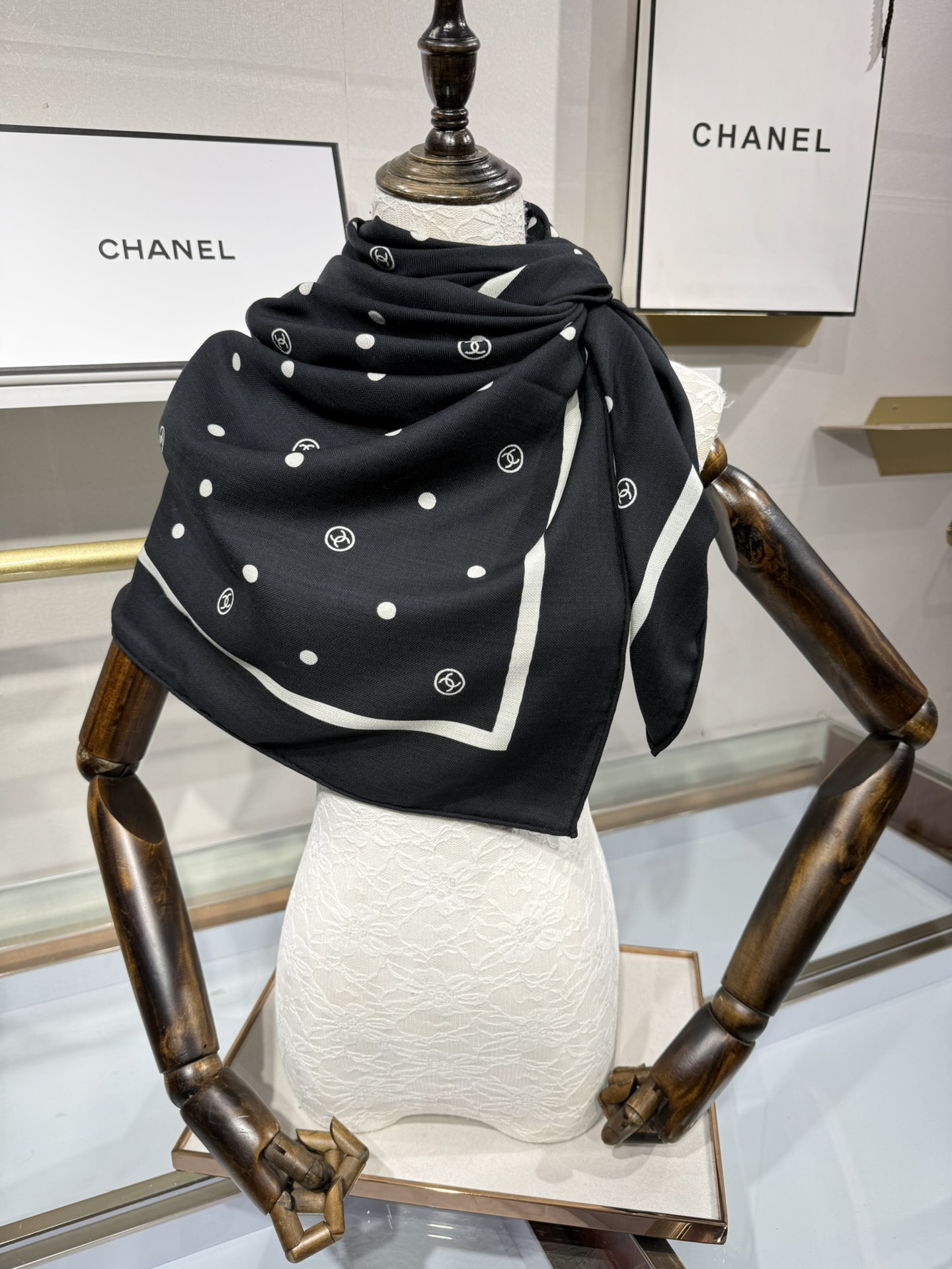 💟Chanel 【140顶级丝毛双面同色印花】简洁的双C设计配上小圆点黑白配色大大方方越简单越美丽时尚感