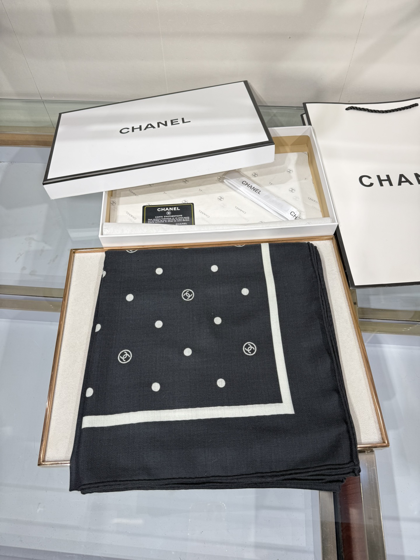 💟Chanel 【140顶级丝毛双面同色印花】简洁的双C设计配上小圆点黑白配色大大方方越简单越美丽时尚感