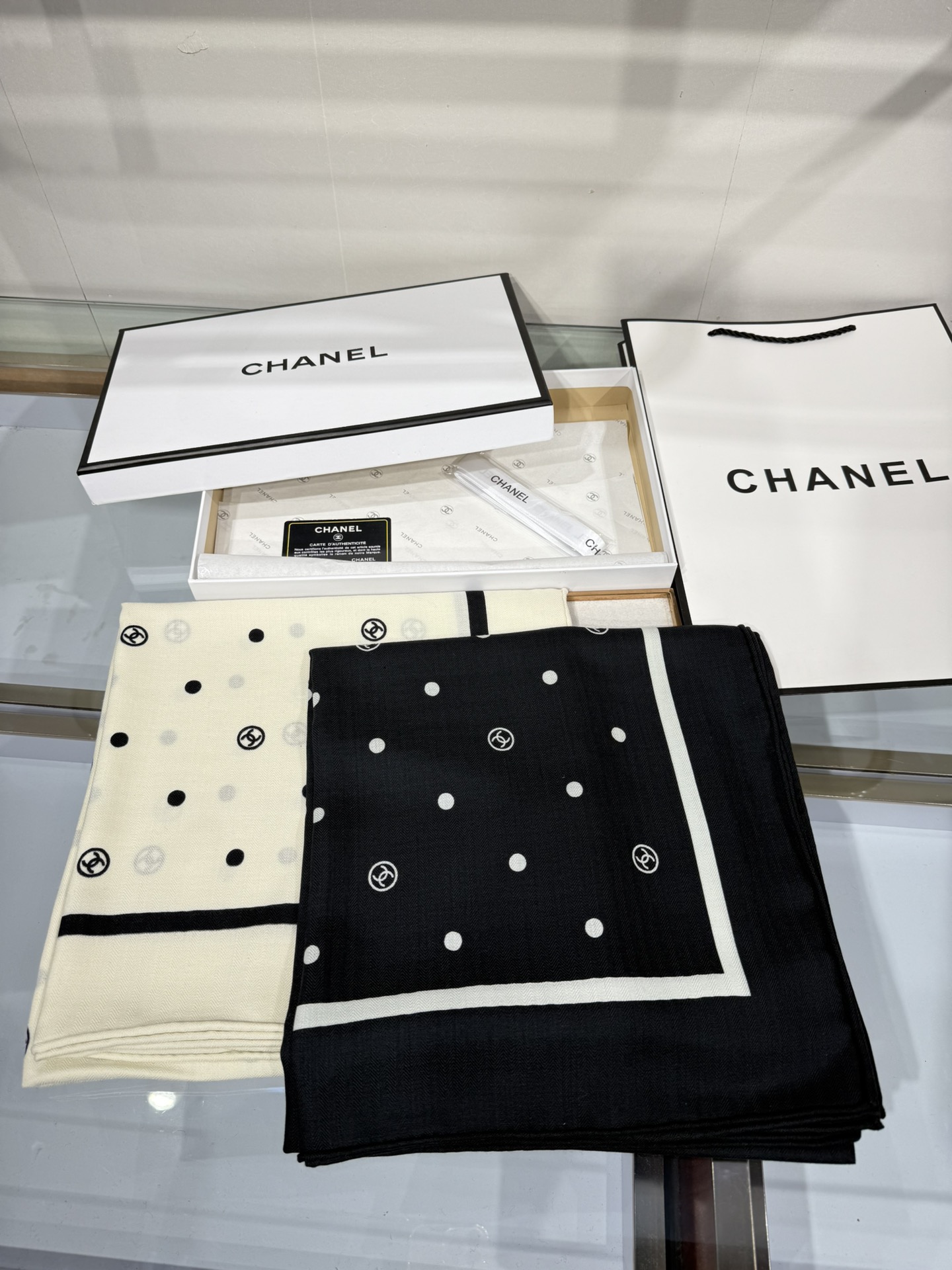 💟Chanel 【140顶级丝毛双面同色印花】简洁的双C设计配上小圆点黑白配色大大方方越简单越美丽时尚感