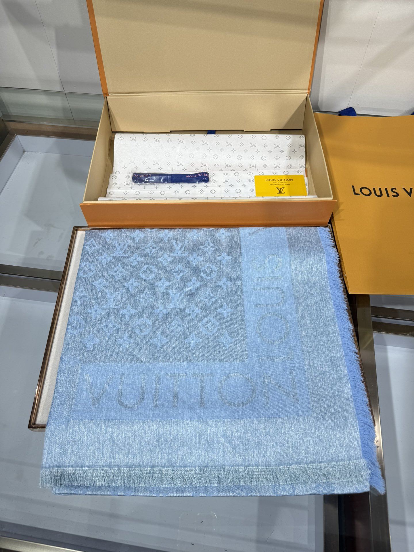 💟原单LV【LOCK AND GO DENIM】大披肩，披肩将传统元素与丹宁材质的摩登韵味巧妙相融，可为