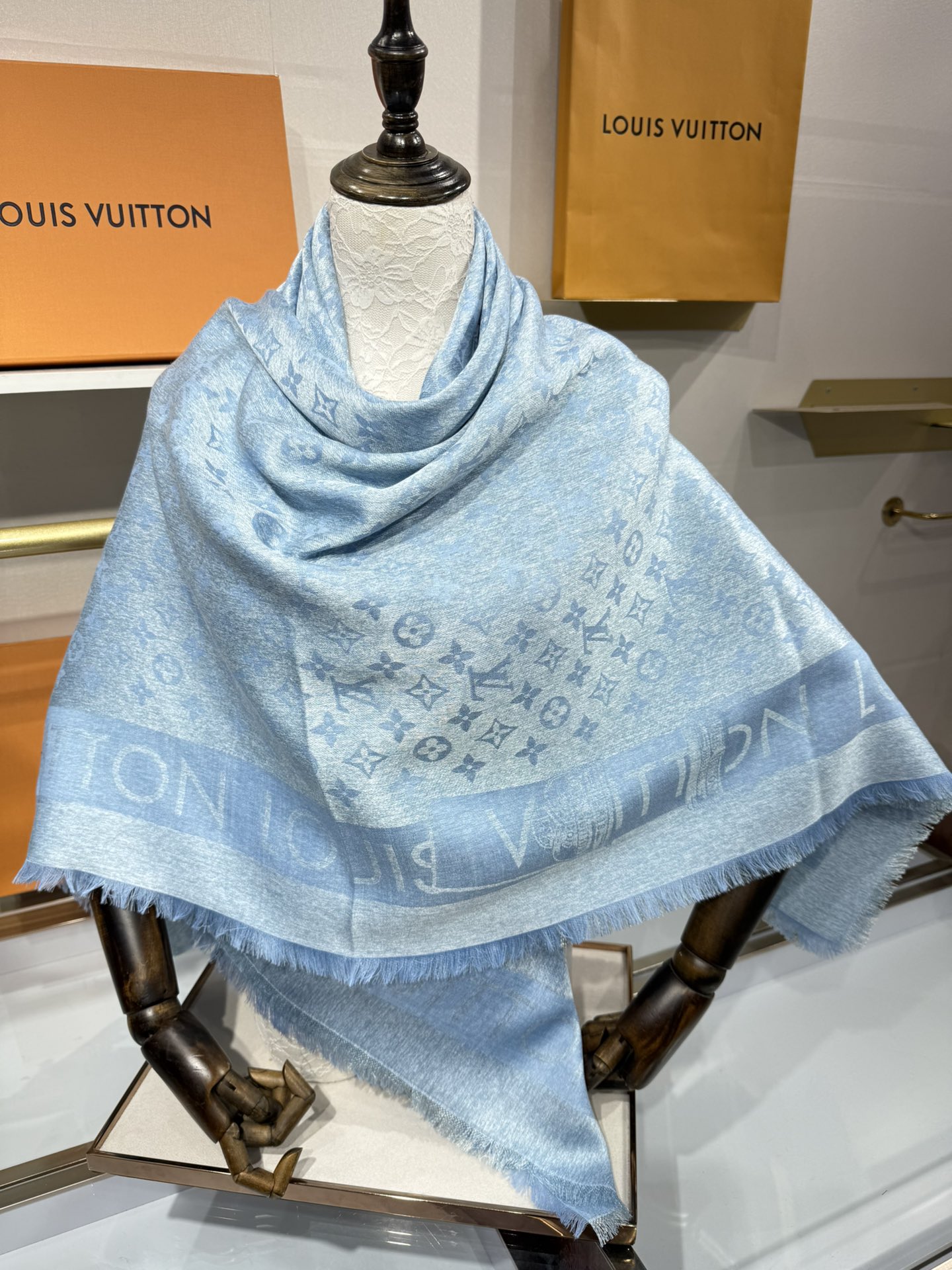 💟原单LV【LOCK AND GO DENIM】大披肩，披肩将传统元素与丹宁材质的摩登韵味巧妙相融，可为