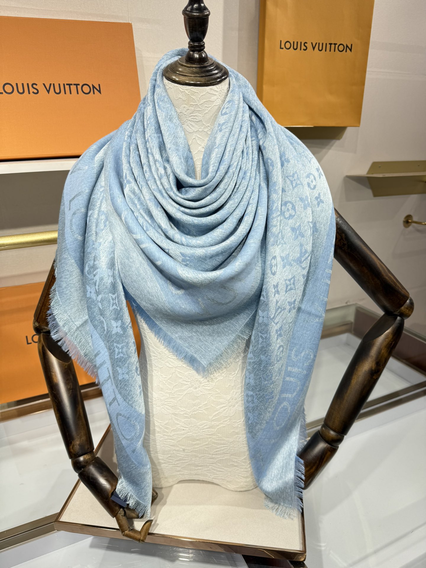 💟原单LV【LOCK AND GO DENIM】大披肩，披肩将传统元素与丹宁材质的摩登韵味巧妙相融，可为