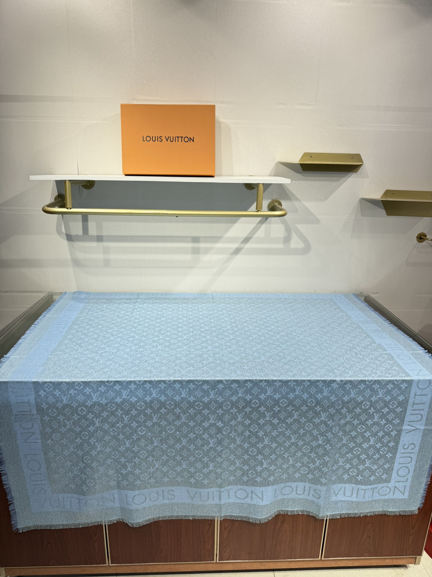 💟原单LV【LOCK AND GO DENIM】大披肩，披肩将传统元素与丹宁材质的摩登韵味巧妙相融，可为