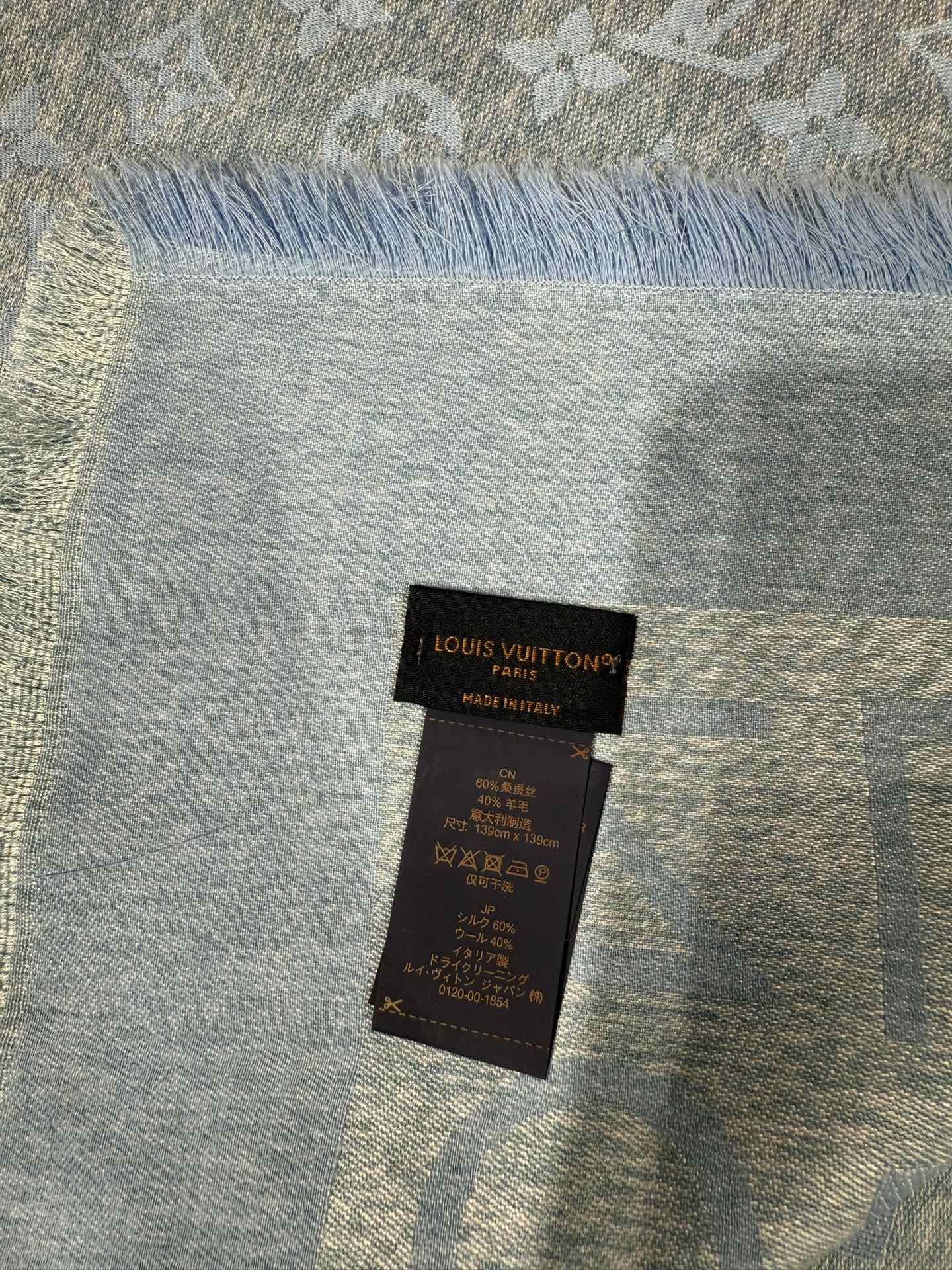 💟原单LV【LOCK AND GO DENIM】大披肩，披肩将传统元素与丹宁材质的摩登韵味巧妙相融，可为