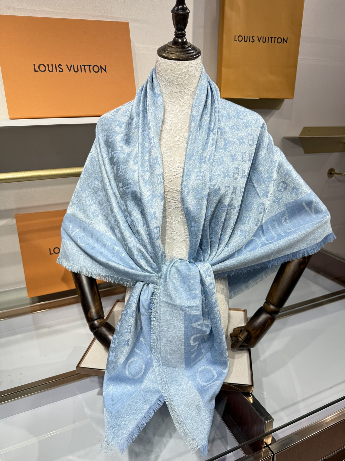 💟原单LV【LOCK AND GO DENIM】大披肩，披肩将传统元素与丹宁材质的摩登韵味巧妙相融，可为