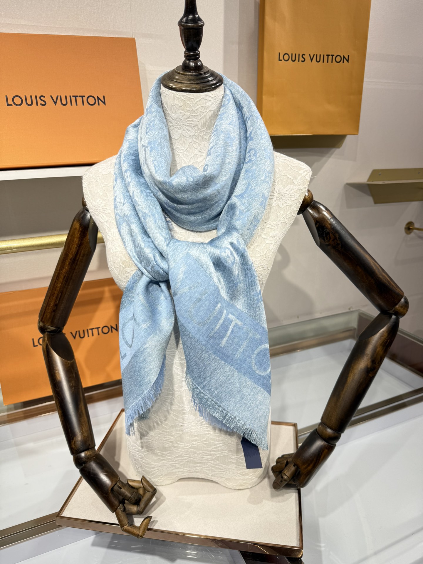 💟原单LV【LOCK AND GO DENIM】大披肩，披肩将传统元素与丹宁材质的摩登韵味巧妙相融，可为