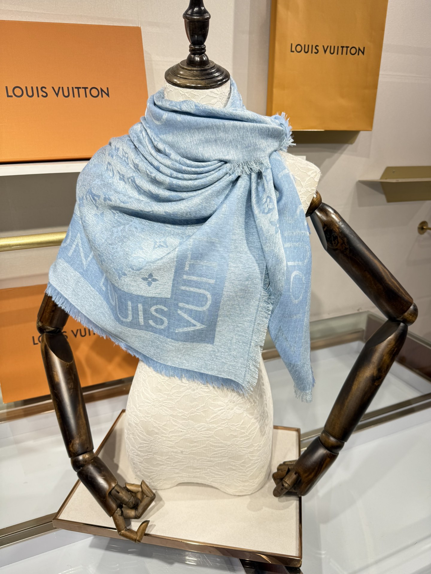 💟原单LV【LOCK AND GO DENIM】大披肩，披肩将传统元素与丹宁材质的摩登韵味巧妙相融，可为