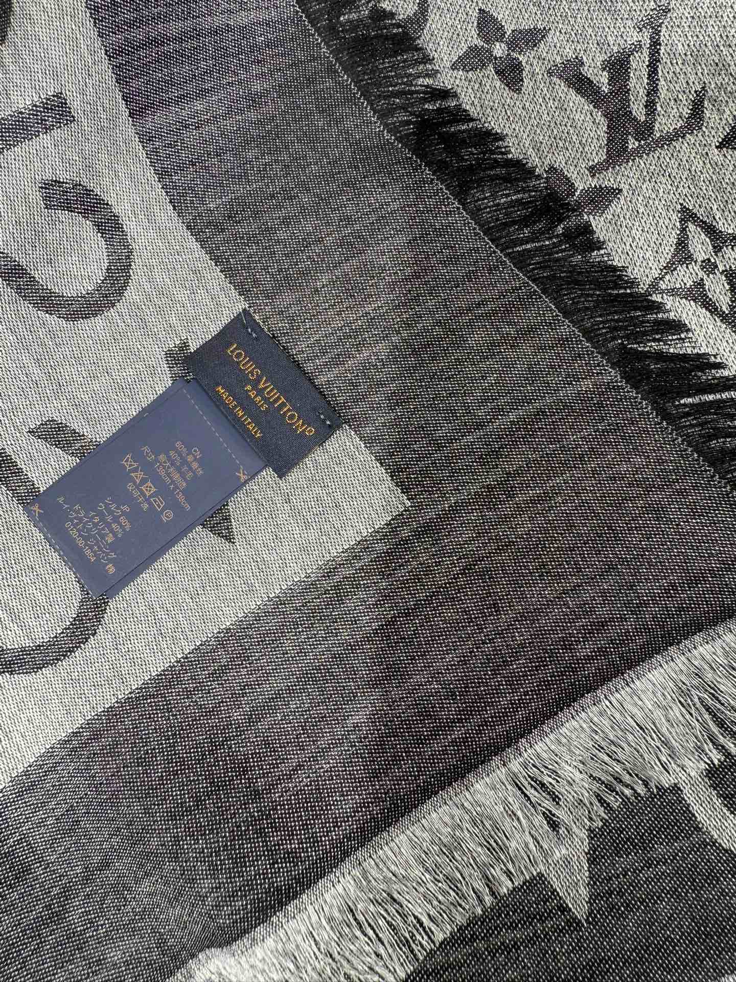 💟原单LV【LOCK AND GO DENIM】大披肩，披肩将传统元素与丹宁材质的摩登韵味巧妙相融，可为