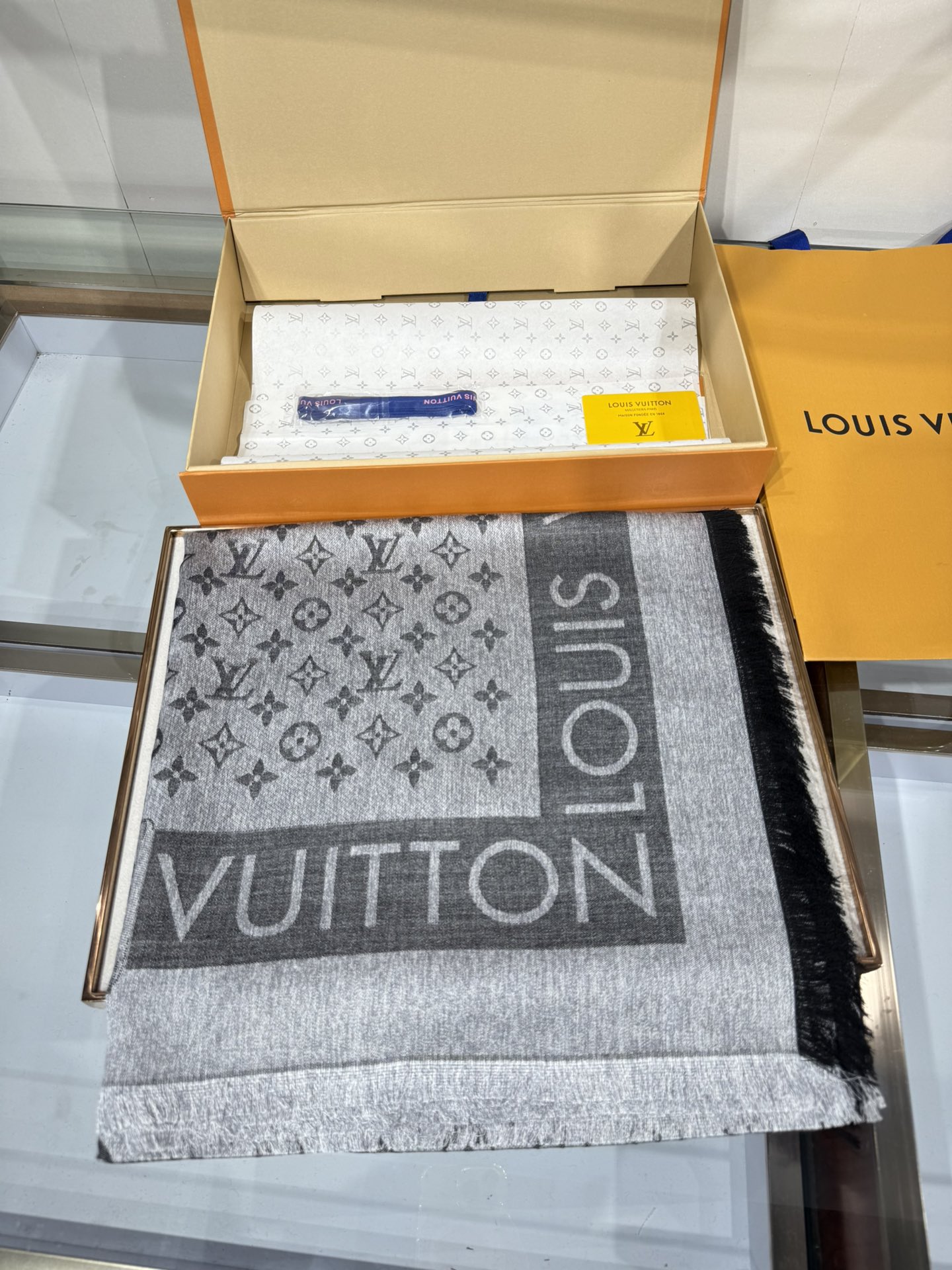 💟原单LV【LOCK AND GO DENIM】大披肩，披肩将传统元素与丹宁材质的摩登韵味巧妙相融，可为