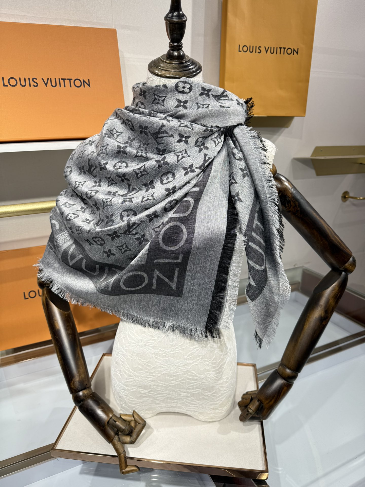 💟原单LV【LOCK AND GO DENIM】大披肩，披肩将传统元素与丹宁材质的摩登韵味巧妙相融，可为