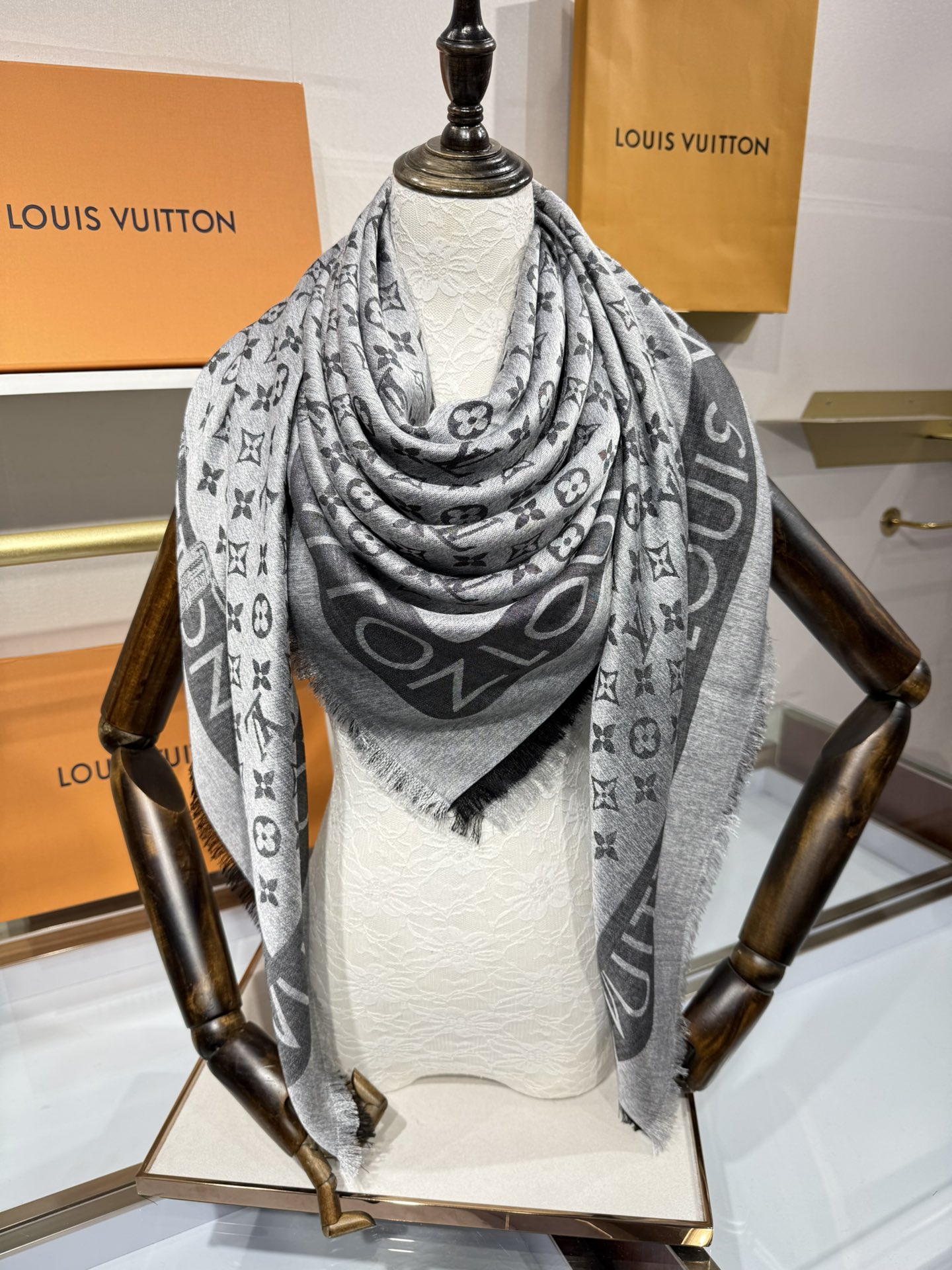 💟原单LV【LOCK AND GO DENIM】大披肩，披肩将传统元素与丹宁材质的摩登韵味巧妙相融，可为