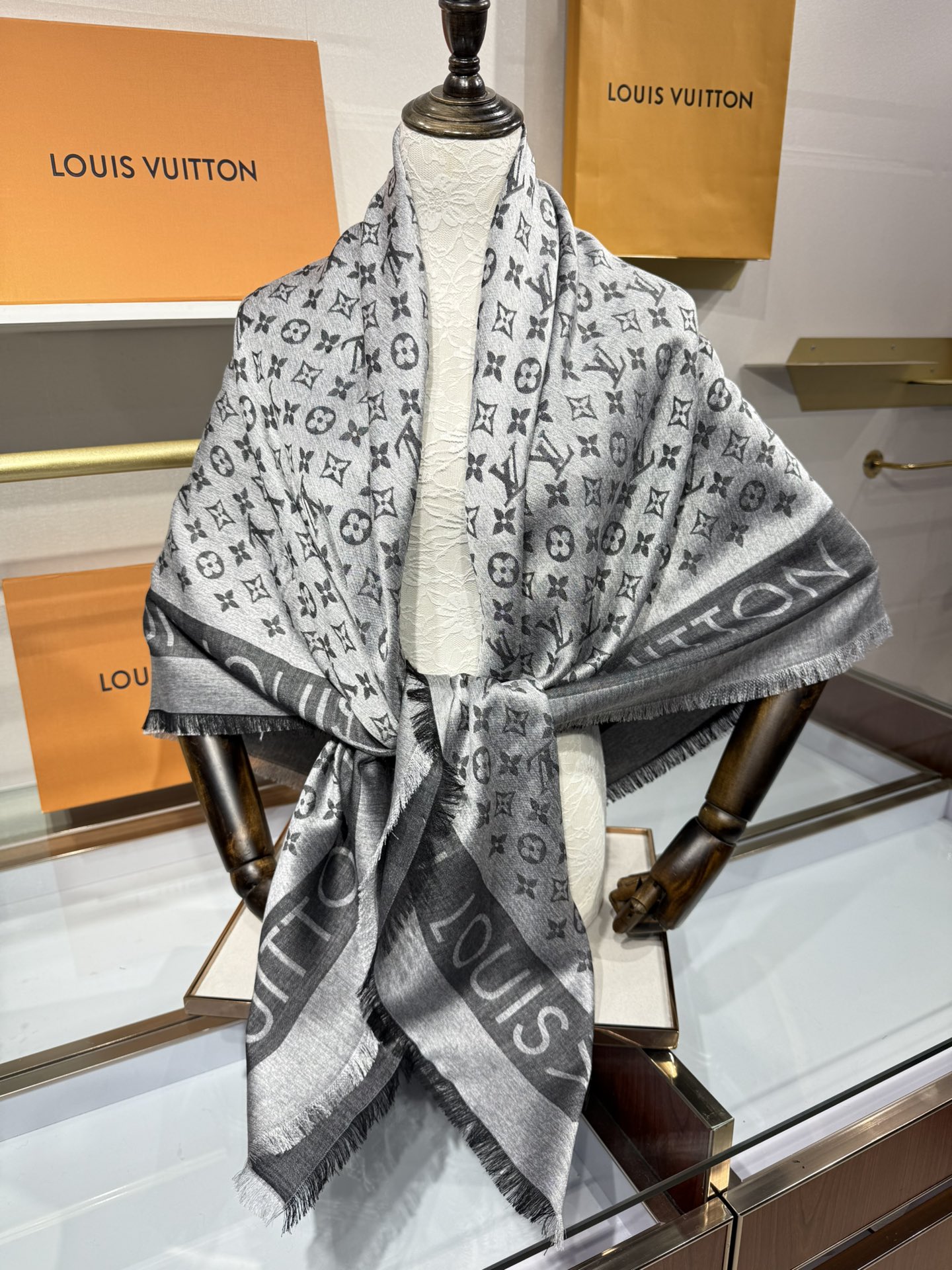 💟原单LV【LOCK AND GO DENIM】大披肩，披肩将传统元素与丹宁材质的摩登韵味巧妙相融，可为