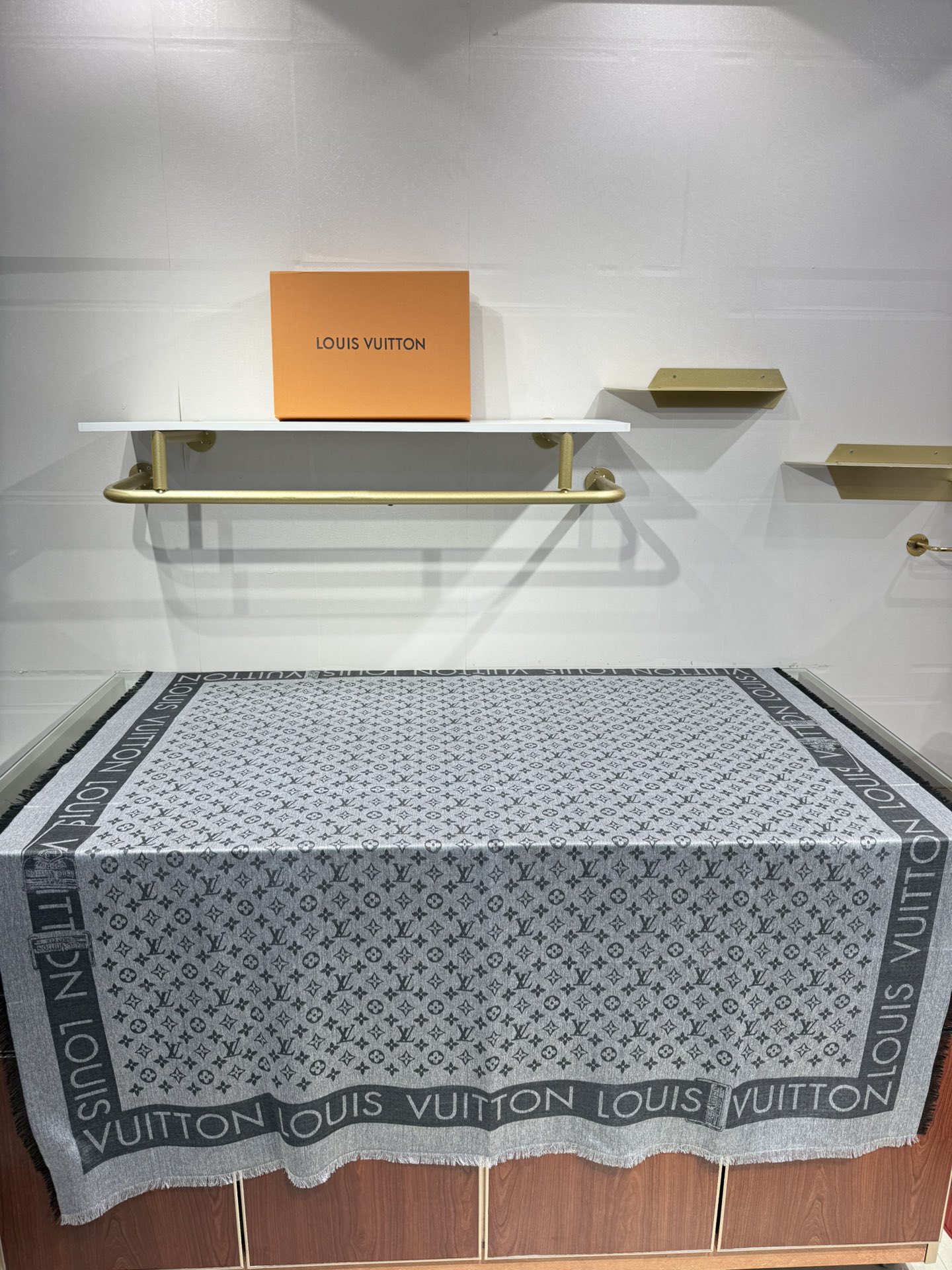 💟原单LV【LOCK AND GO DENIM】大披肩，披肩将传统元素与丹宁材质的摩登韵味巧妙相融，可为